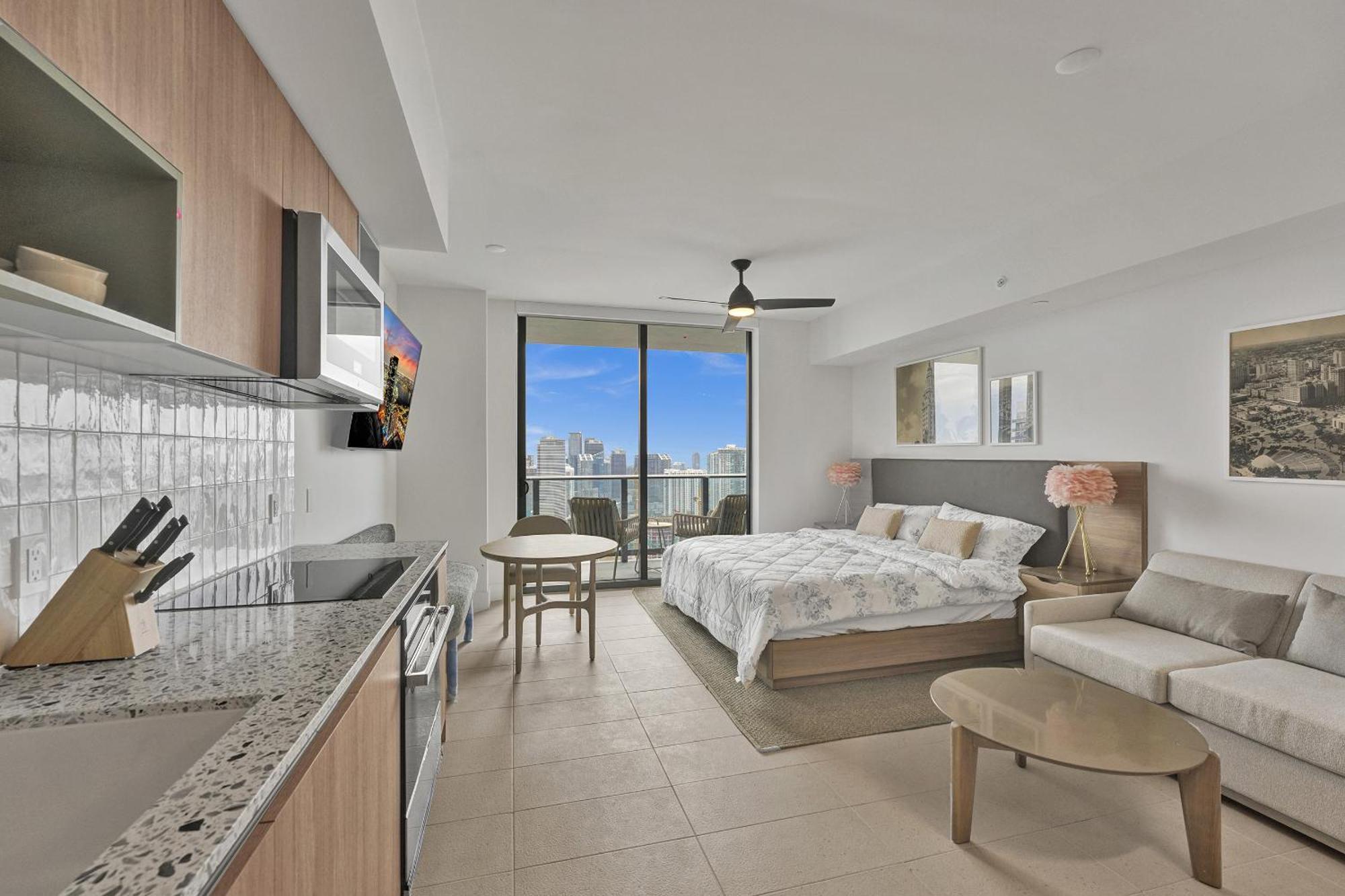 On 47th Floor! Free Parking & Views From The Apartment
