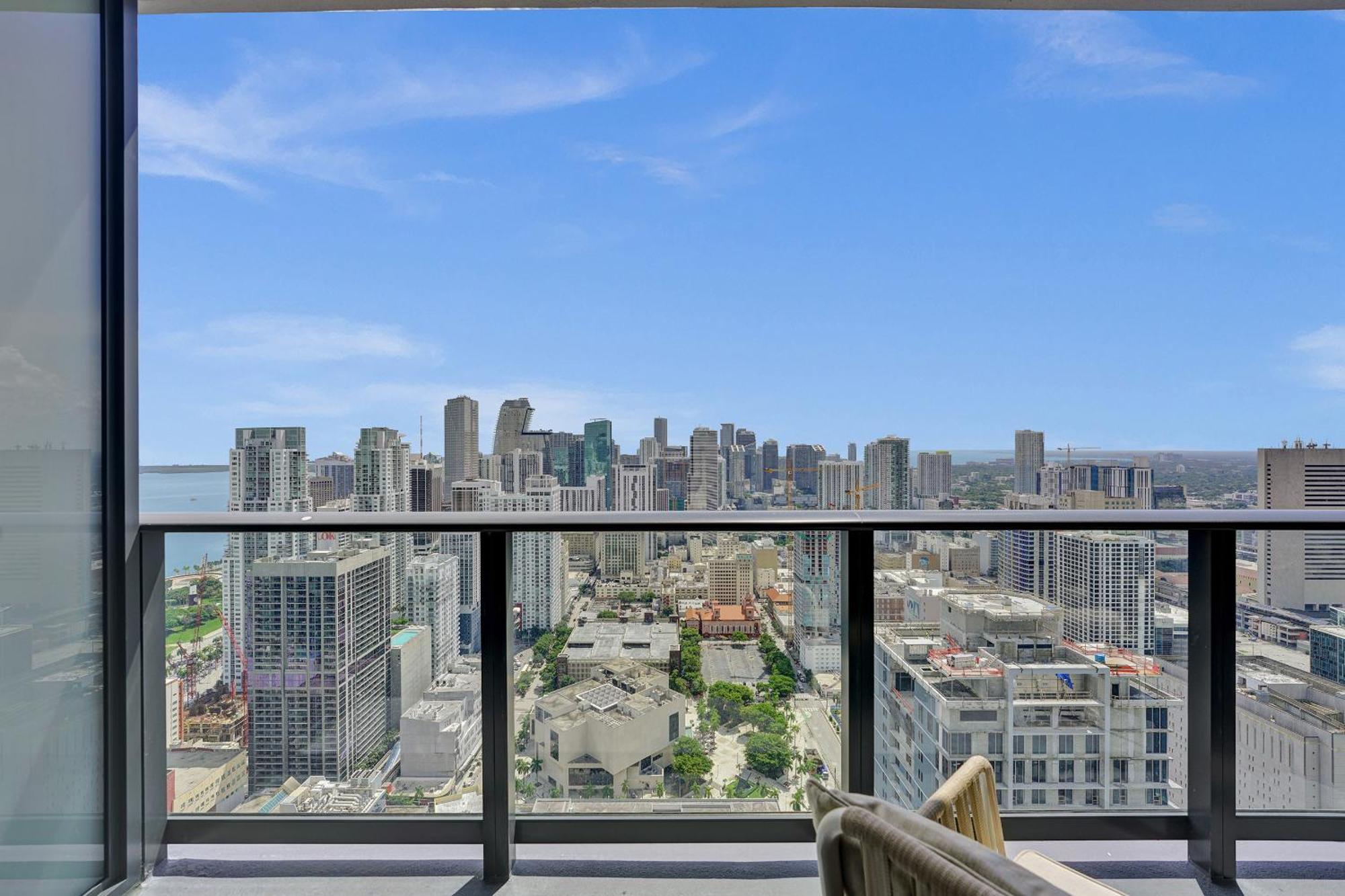 Apartment On 47th Floor! Free Parking & Views From The *
