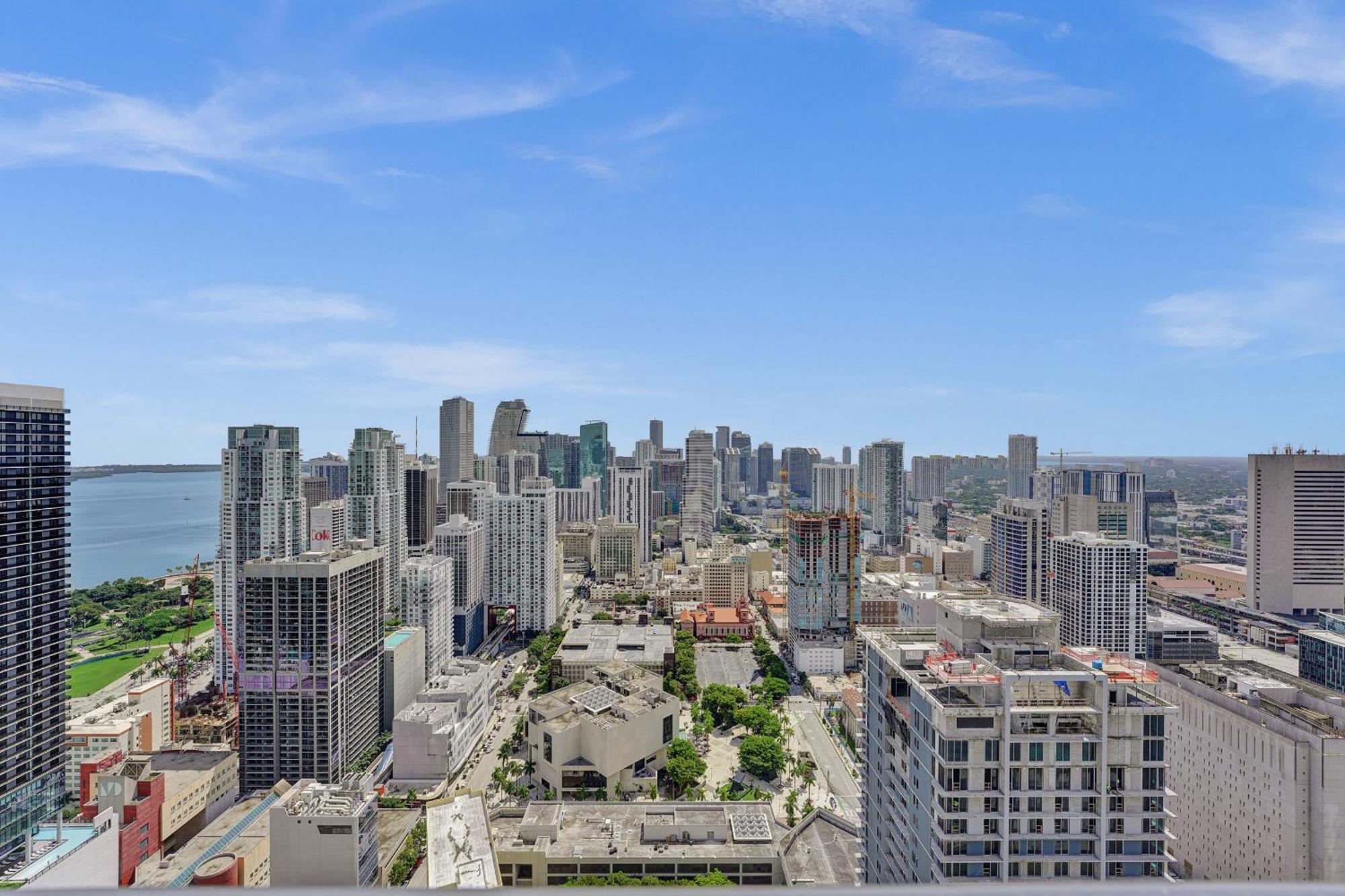 On 47th Floor! Free Parking & Views From The Apartment *