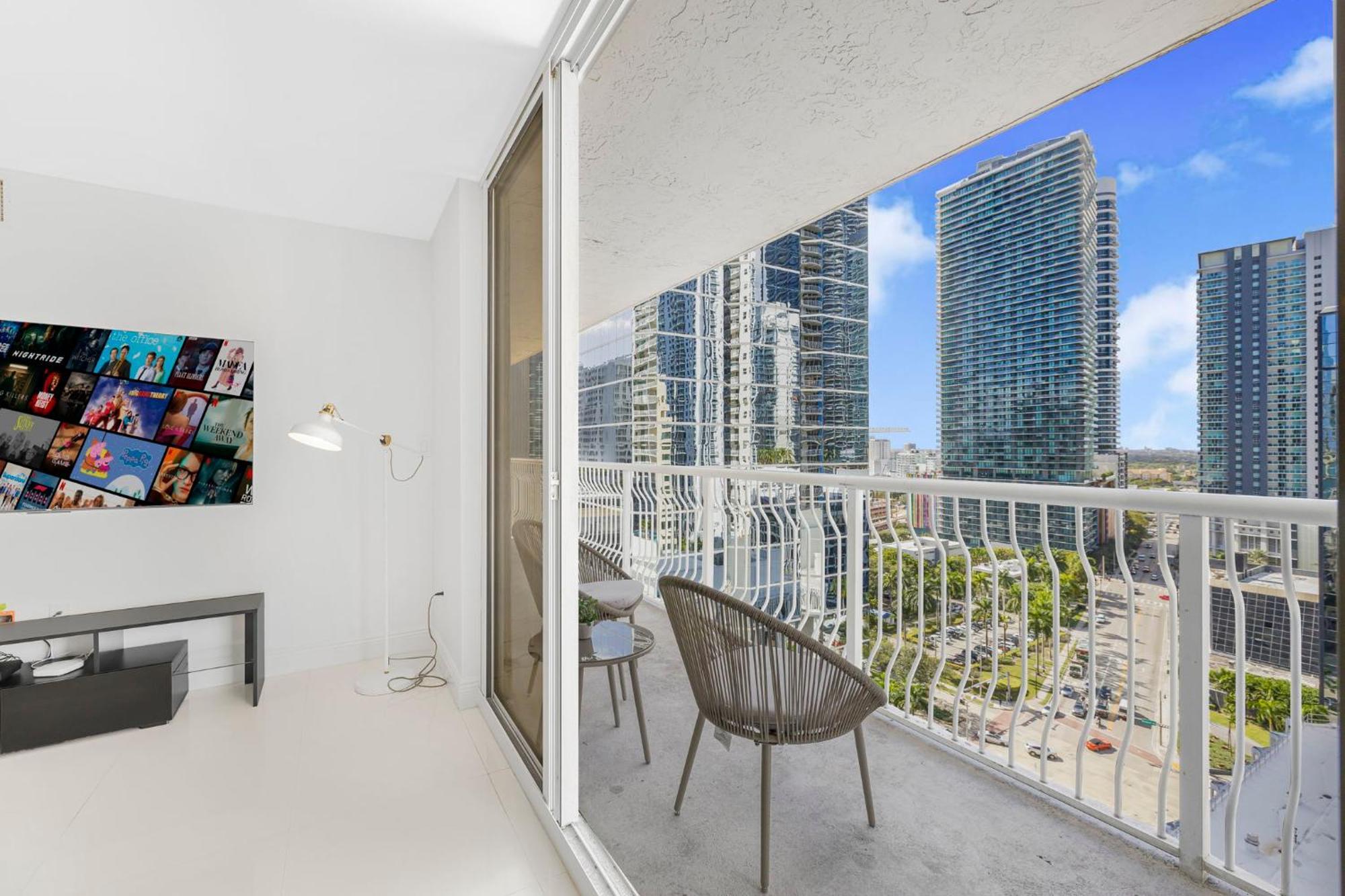 Modern Brickell With Prime Views *
