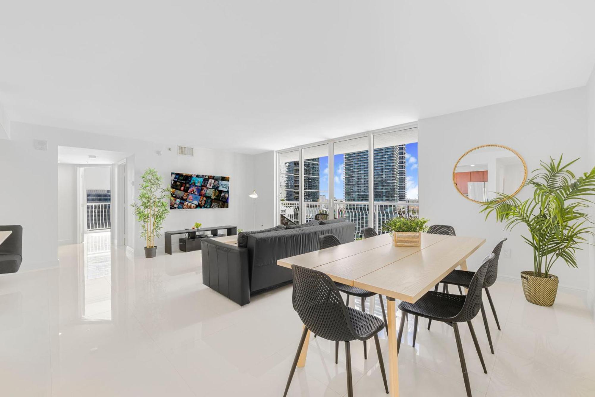 Modern Brickell With Prime Views Apartment *
