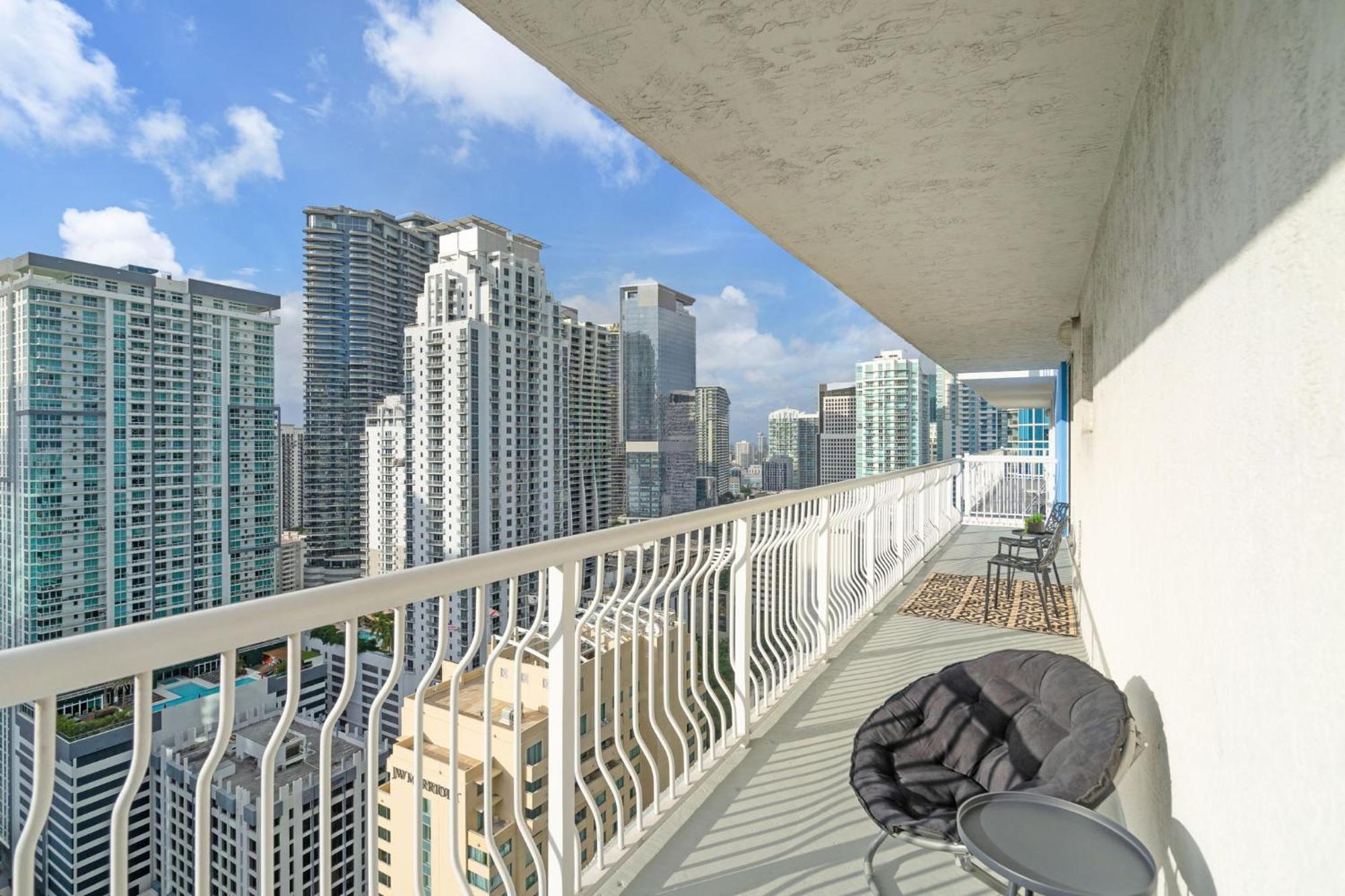 Apartment Views, 2 Balconies, 2 Bedrooms, Pool, Gym, Parking *