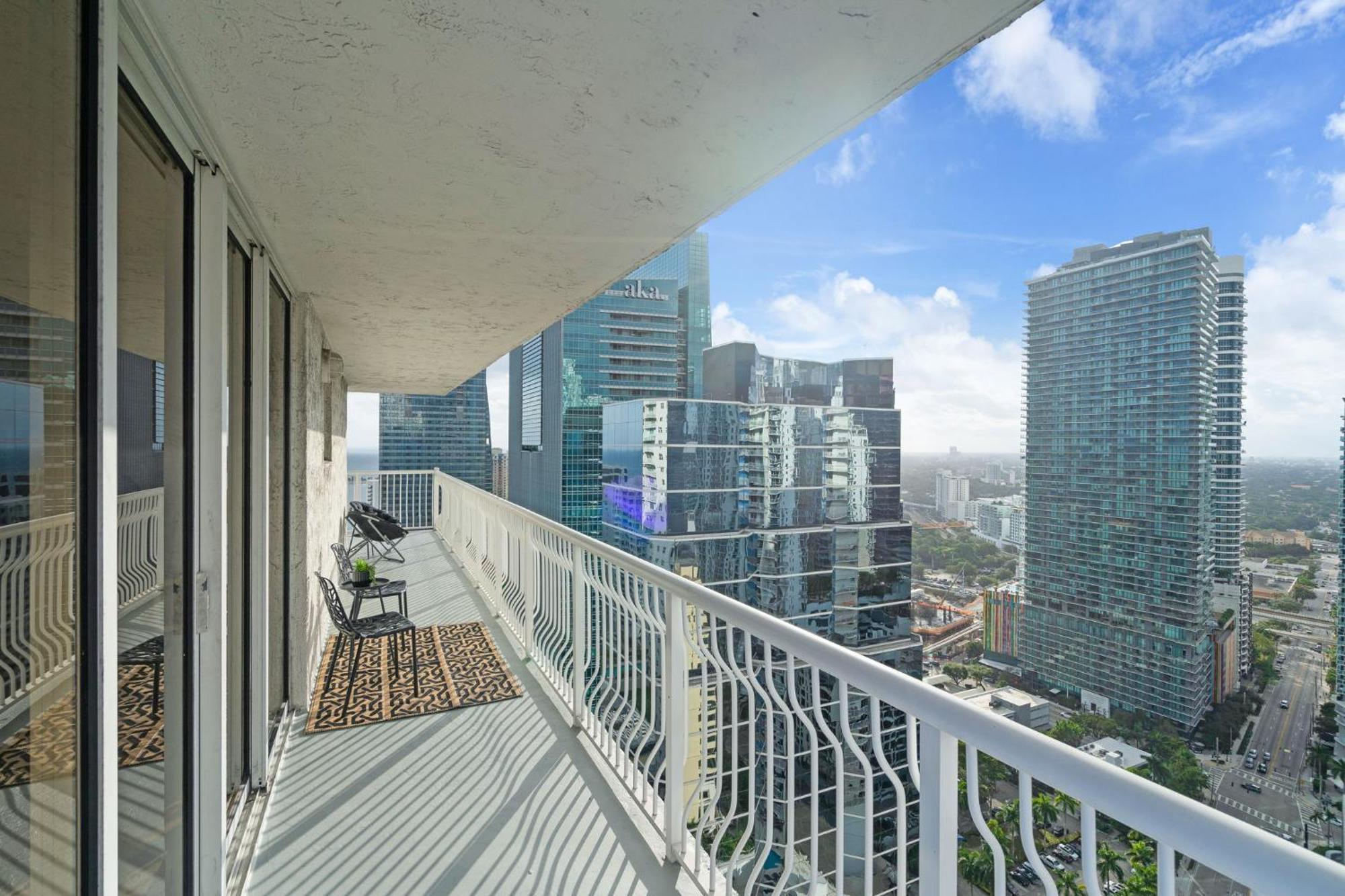 Views, 2 Balconies, 2 Bedrooms, Pool, Gym, Parking Apartment Miami