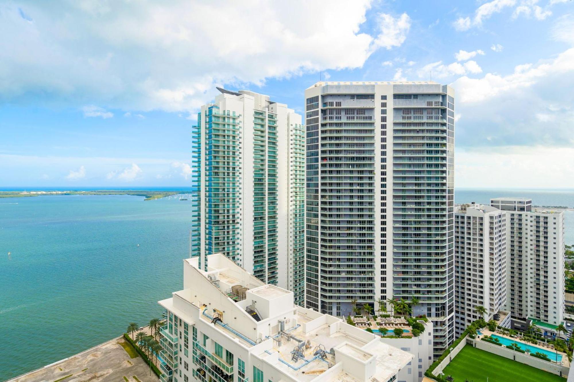 Views, 2 Balconies, 2 Bedrooms, Pool, Gym, Parking Apartment *