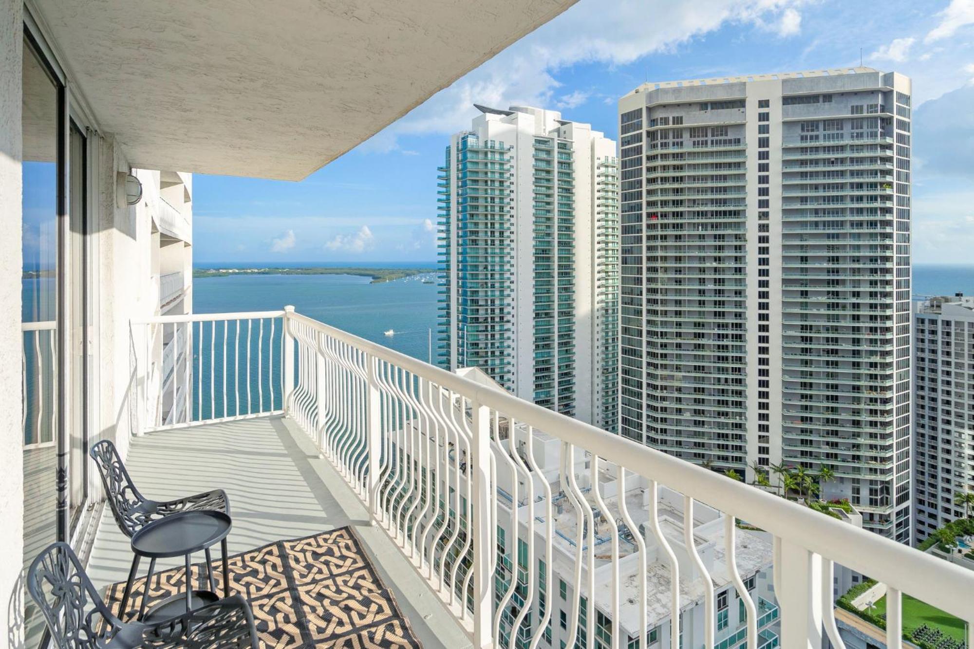 Views, 2 Balconies, 2 Bedrooms, Pool, Gym, Parking Apartment Miami