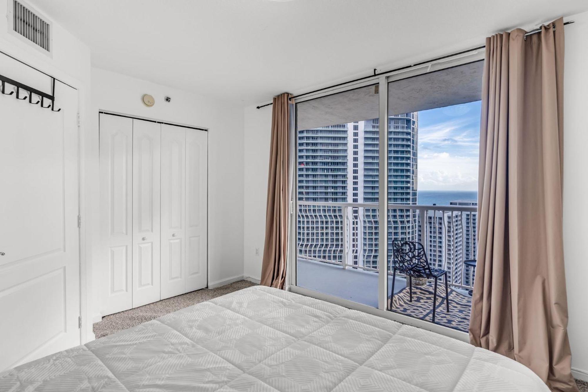 Views, 2 Balconies, 2 Bedrooms, Pool, Gym, Parking * Miami