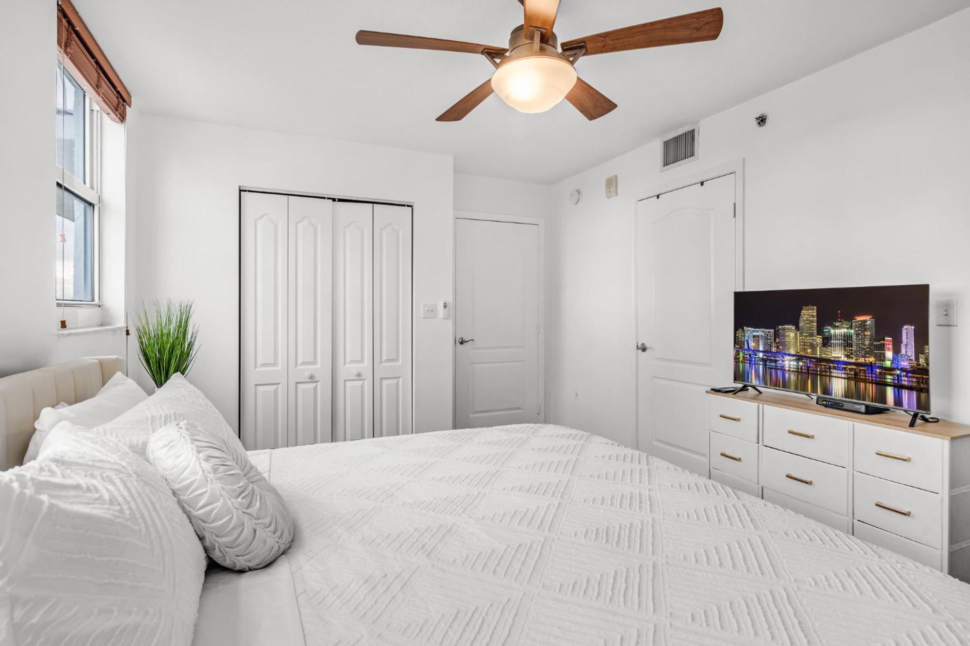 Views, 2 Balconies, 2 Bedrooms, Pool, Gym, Parking