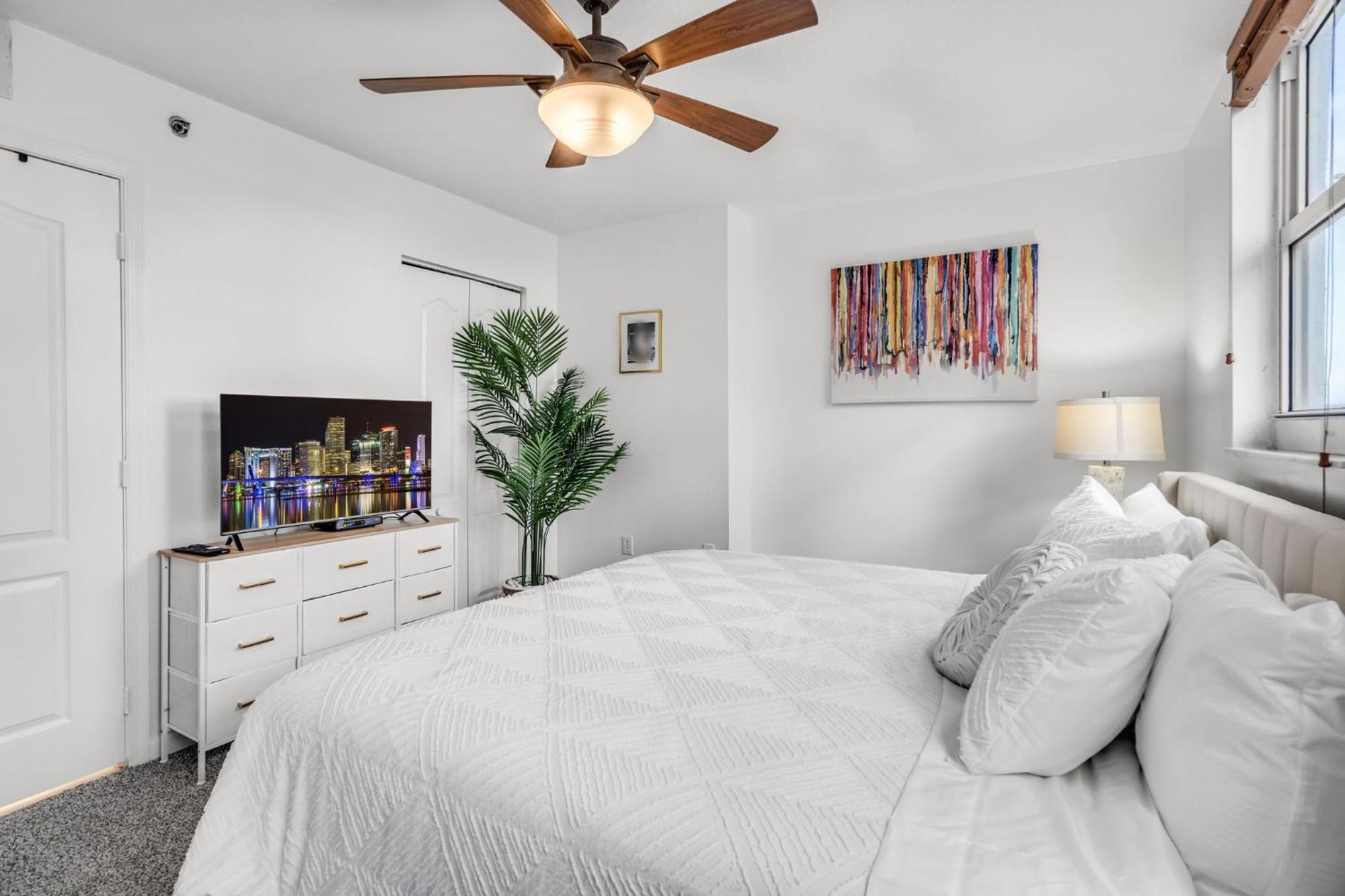Apartment Views, 2 Balconies, 2 Bedrooms, Pool, Gym, Parking *