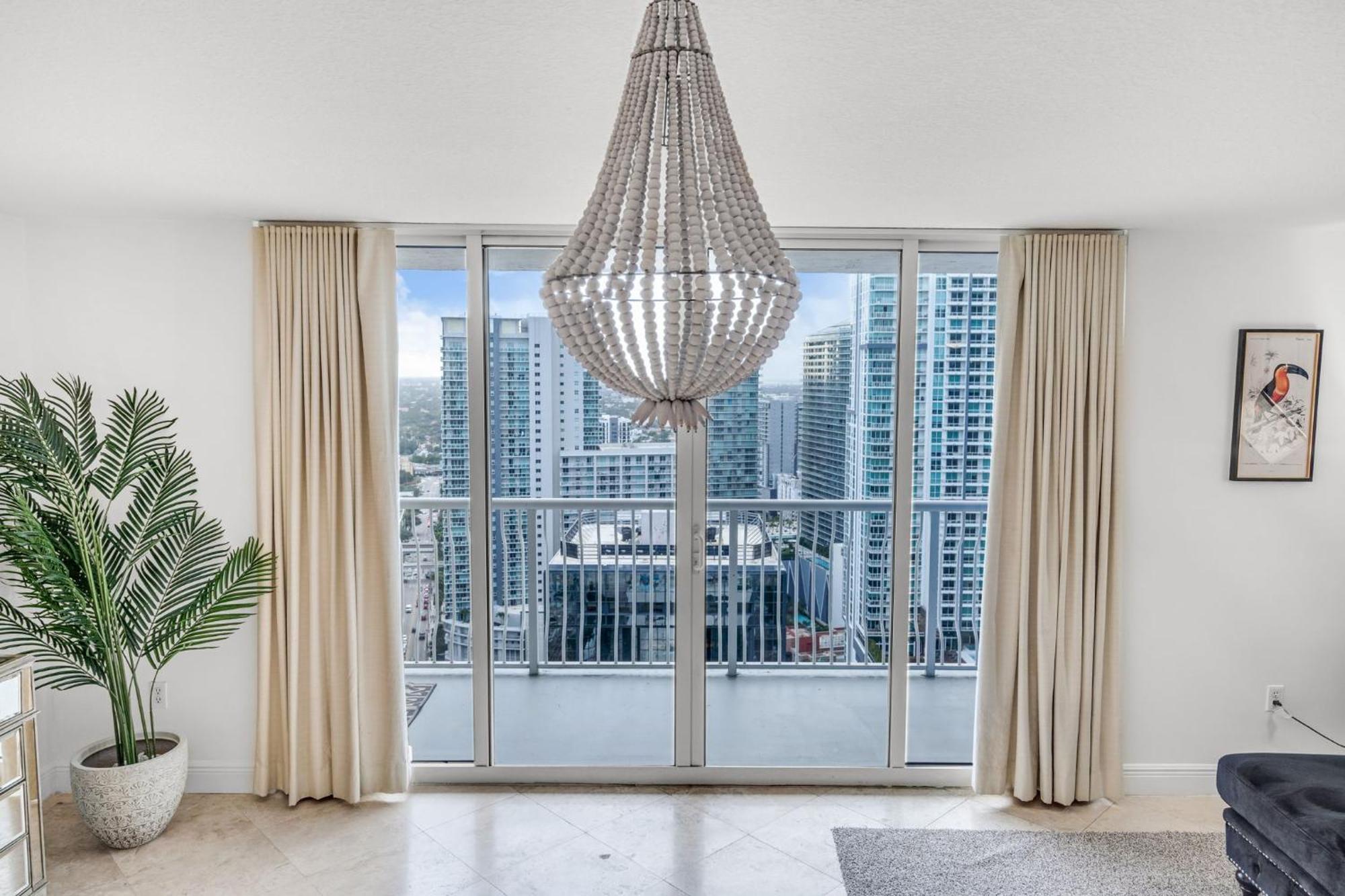 Views, 2 Balconies, 2 Bedrooms, Pool, Gym, Parking Apartment Miami