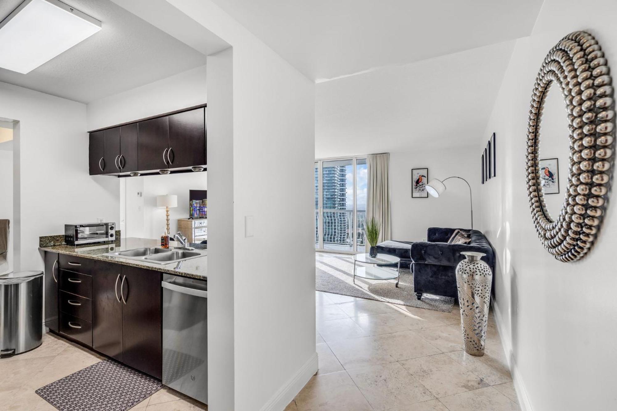 Views, 2 Balconies, 2 Bedrooms, Pool, Gym, Parking