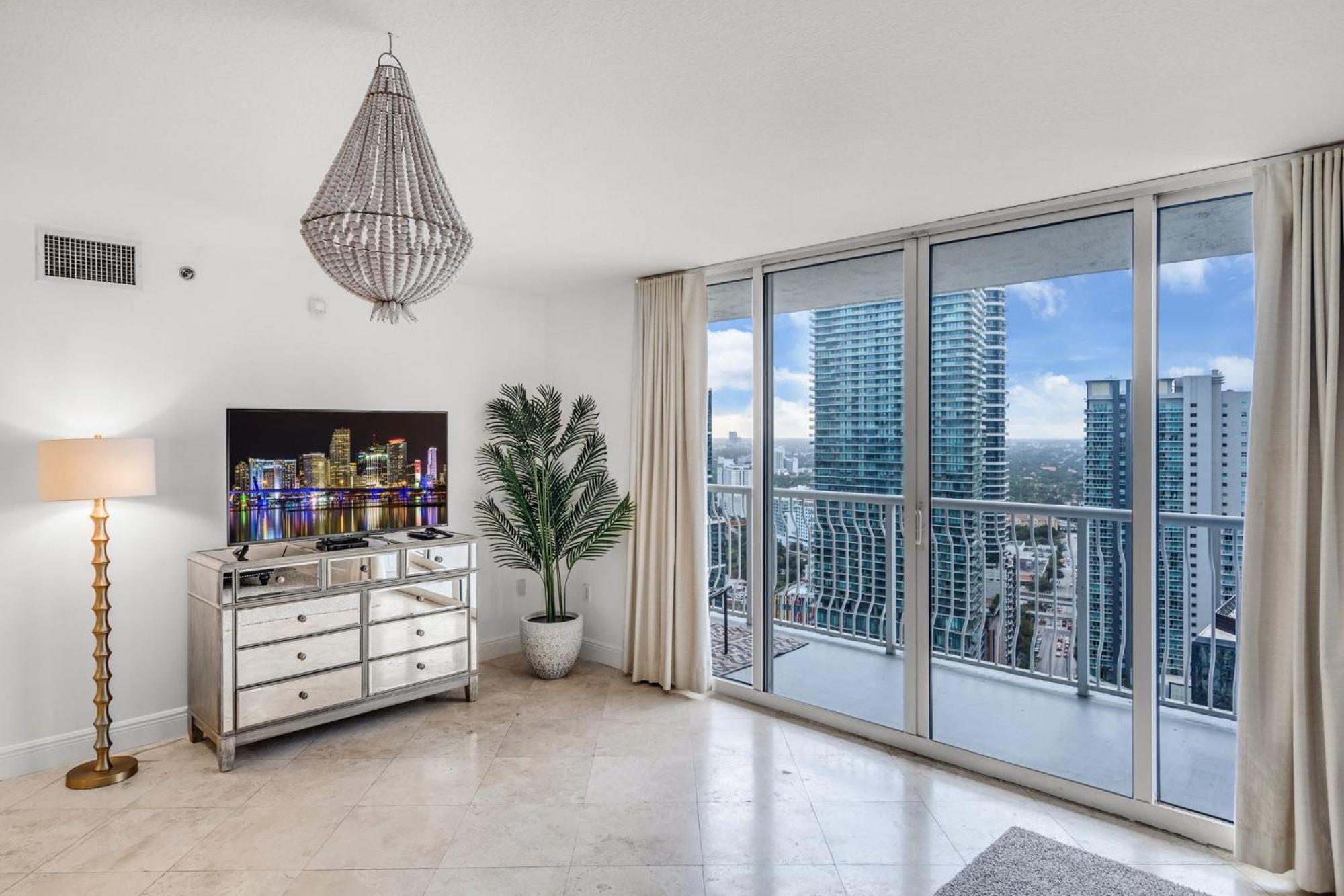 Apartment Views, 2 Balconies, 2 Bedrooms, Pool, Gym, Parking