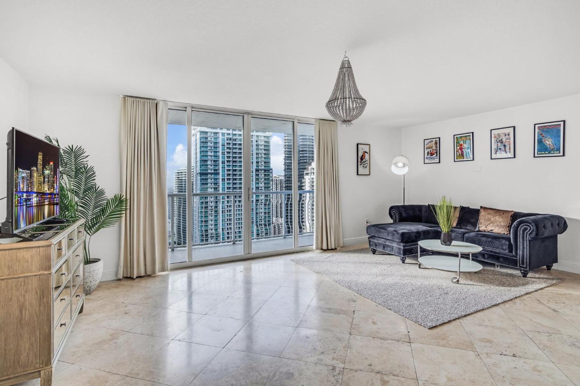 Views, 2 Balconies, 2 Bedrooms, Pool, Gym, Parking Apartment *