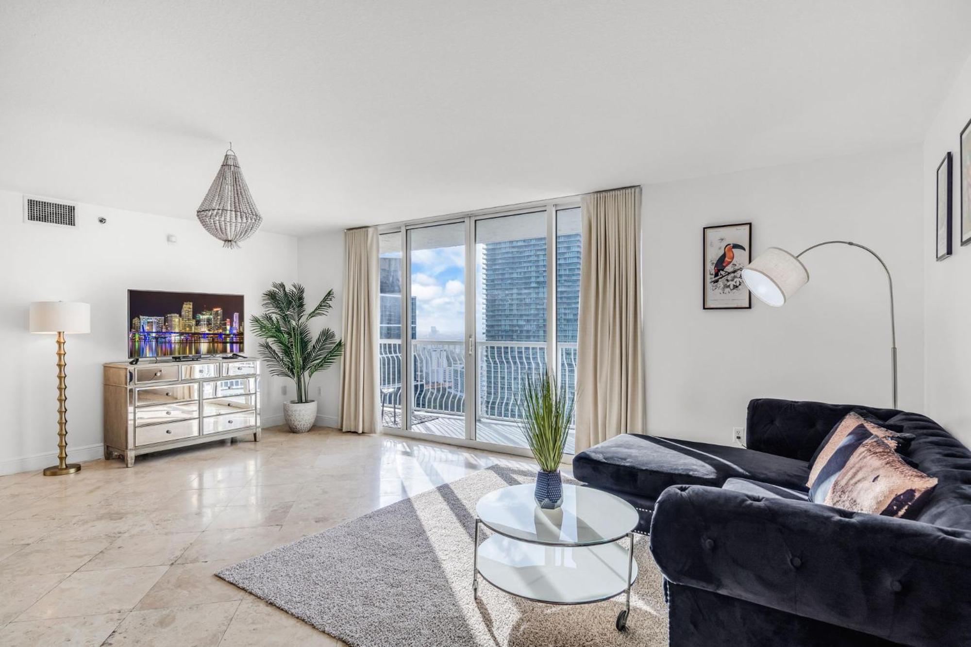 Views, 2 Balconies, 2 Bedrooms, Pool, Gym, Parking