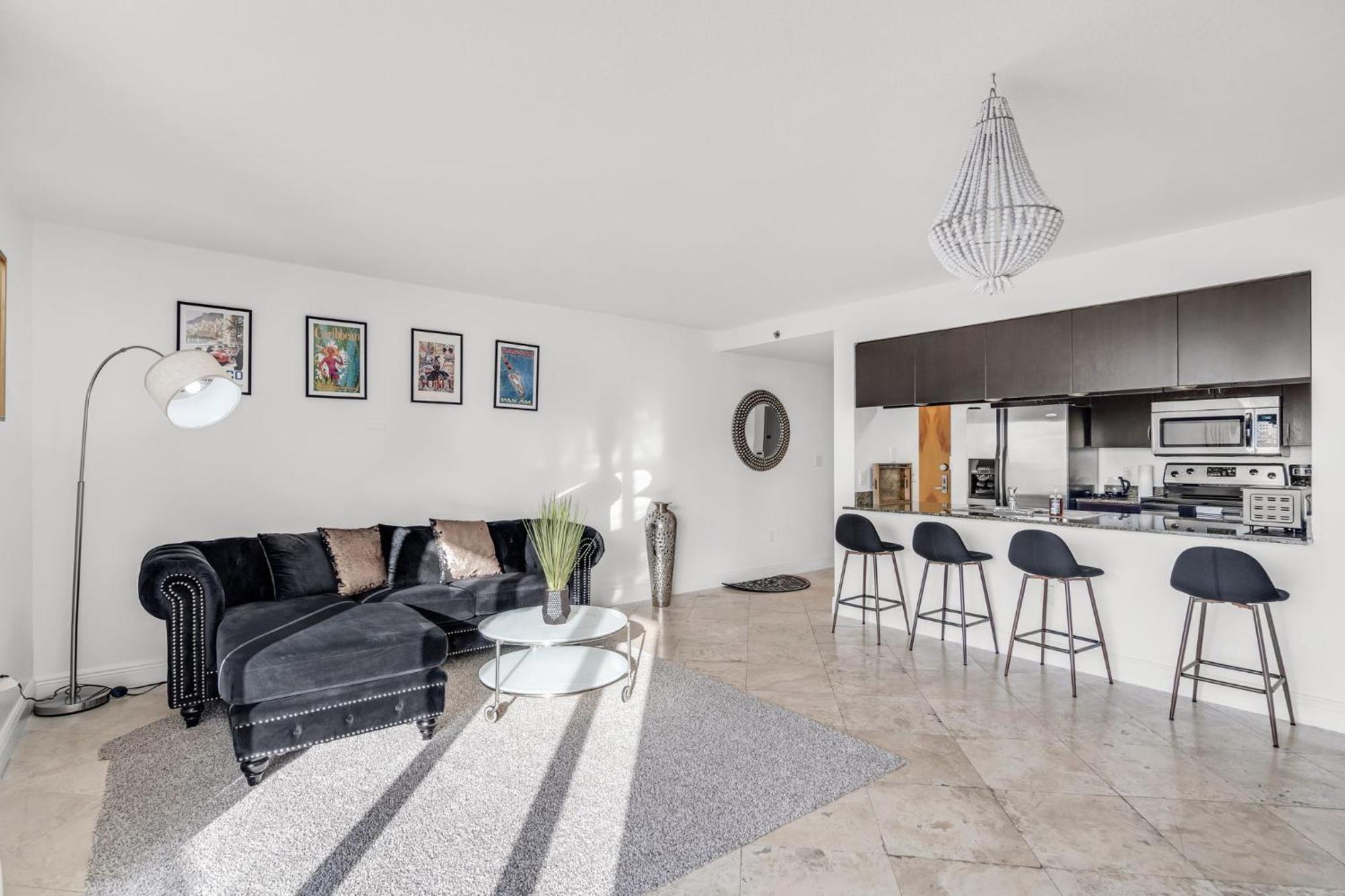 Apartment Views, 2 Balconies, 2 Bedrooms, Pool, Gym, Parking