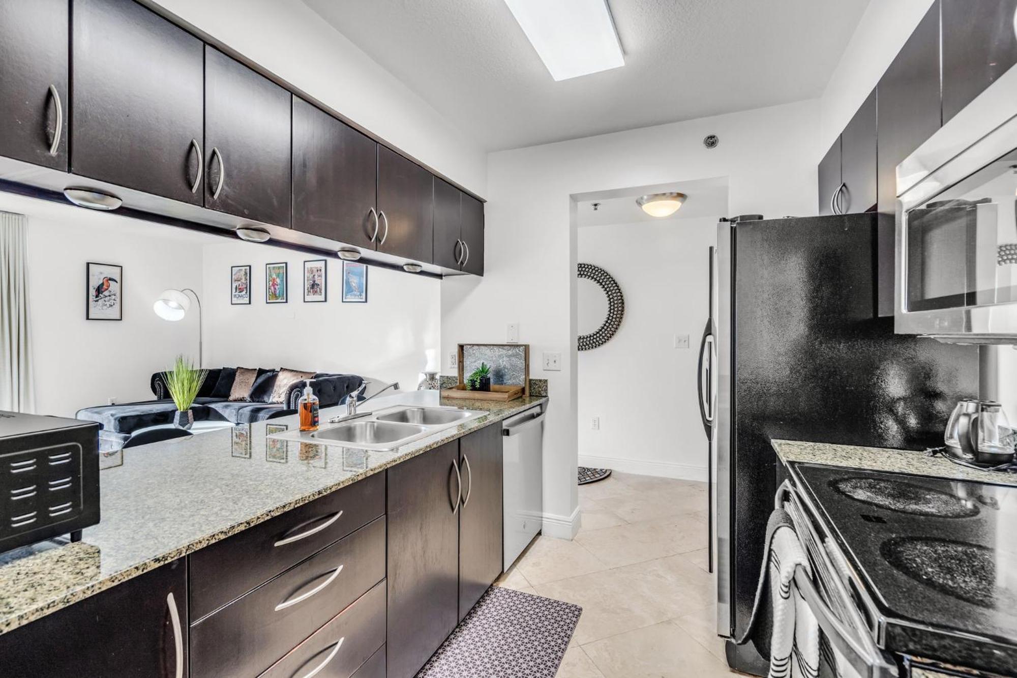 Apartment Views, 2 Balconies, 2 Bedrooms, Pool, Gym, Parking *