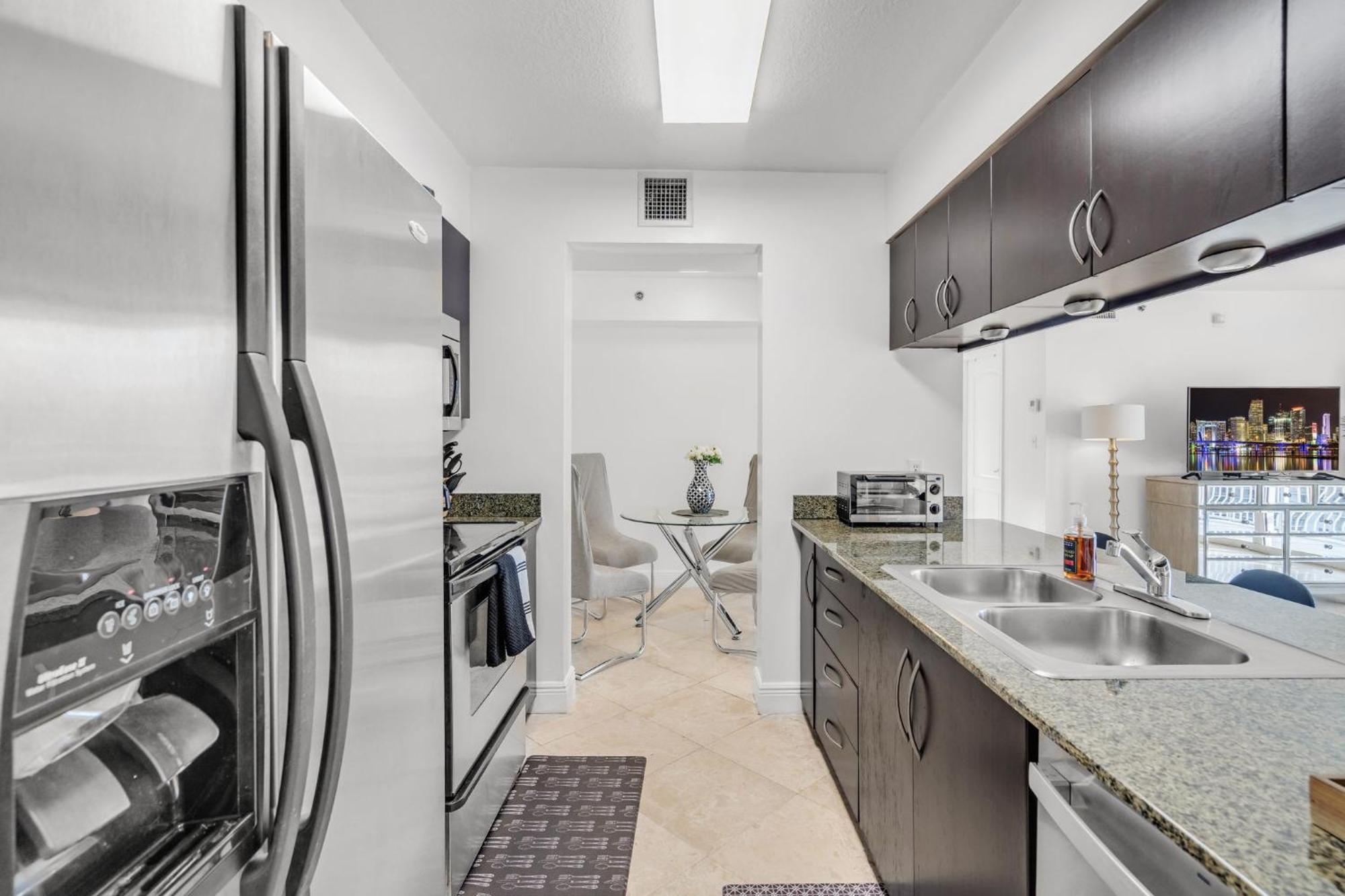Views, 2 Balconies, 2 Bedrooms, Pool, Gym, Parking *