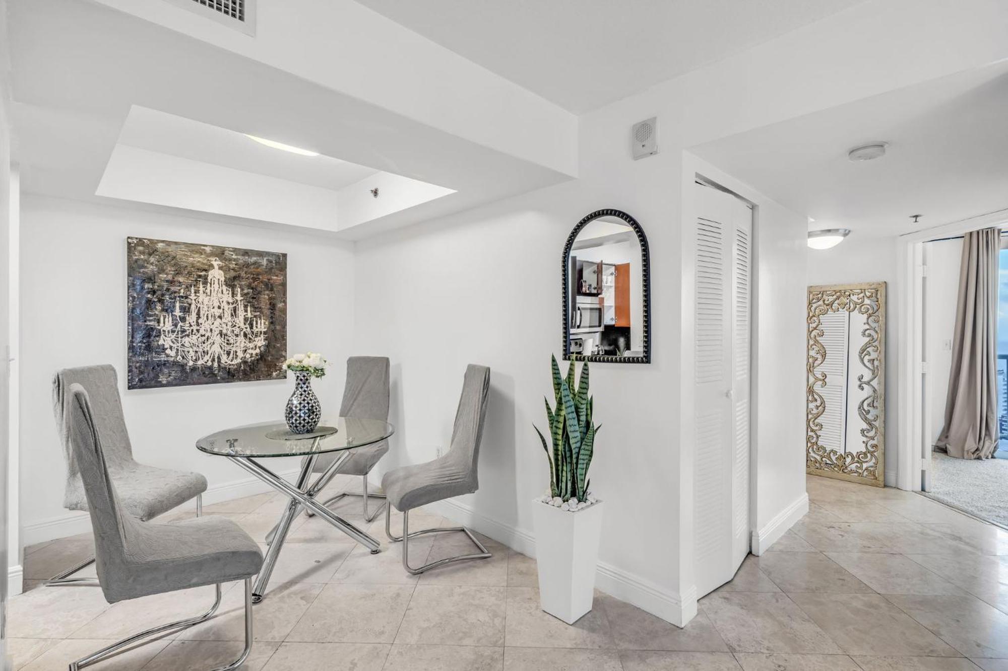 Apartment Views, 2 Balconies, 2 Bedrooms, Pool, Gym, Parking *