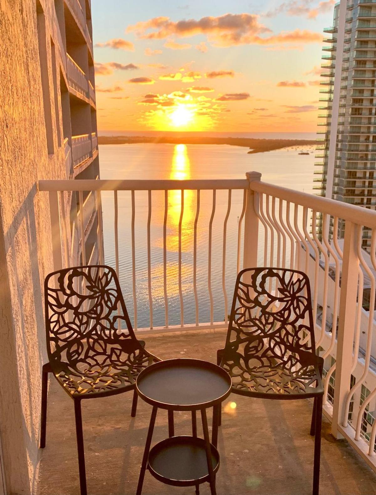 Apartment Views, 2 Balconies, 2 Bedrooms, Pool, Gym, Parking