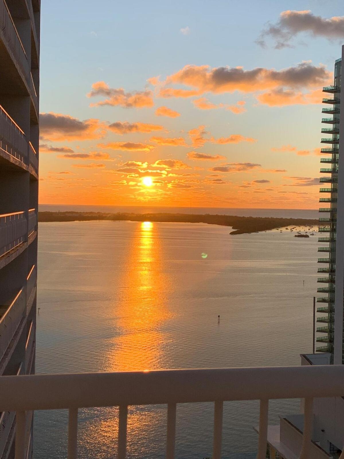 Views, 2 Balconies, 2 Bedrooms, Pool, Gym, Parking Apartment *