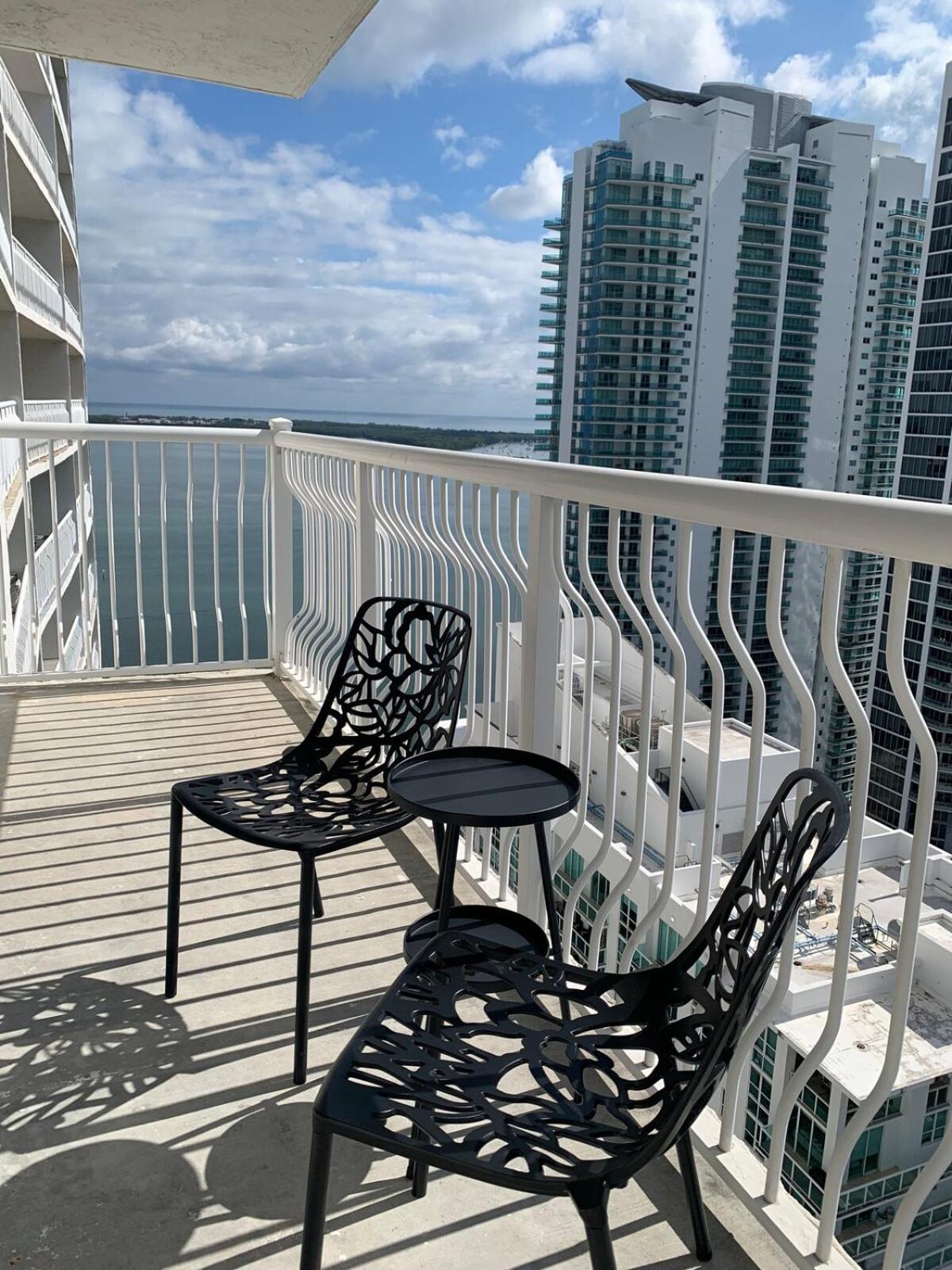 Apartment Views, 2 Balconies, 2 Bedrooms, Pool, Gym, Parking *