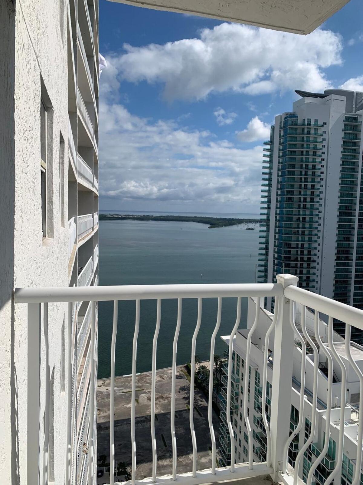 Views, 2 Balconies, 2 Bedrooms, Pool, Gym, Parking Apartment *