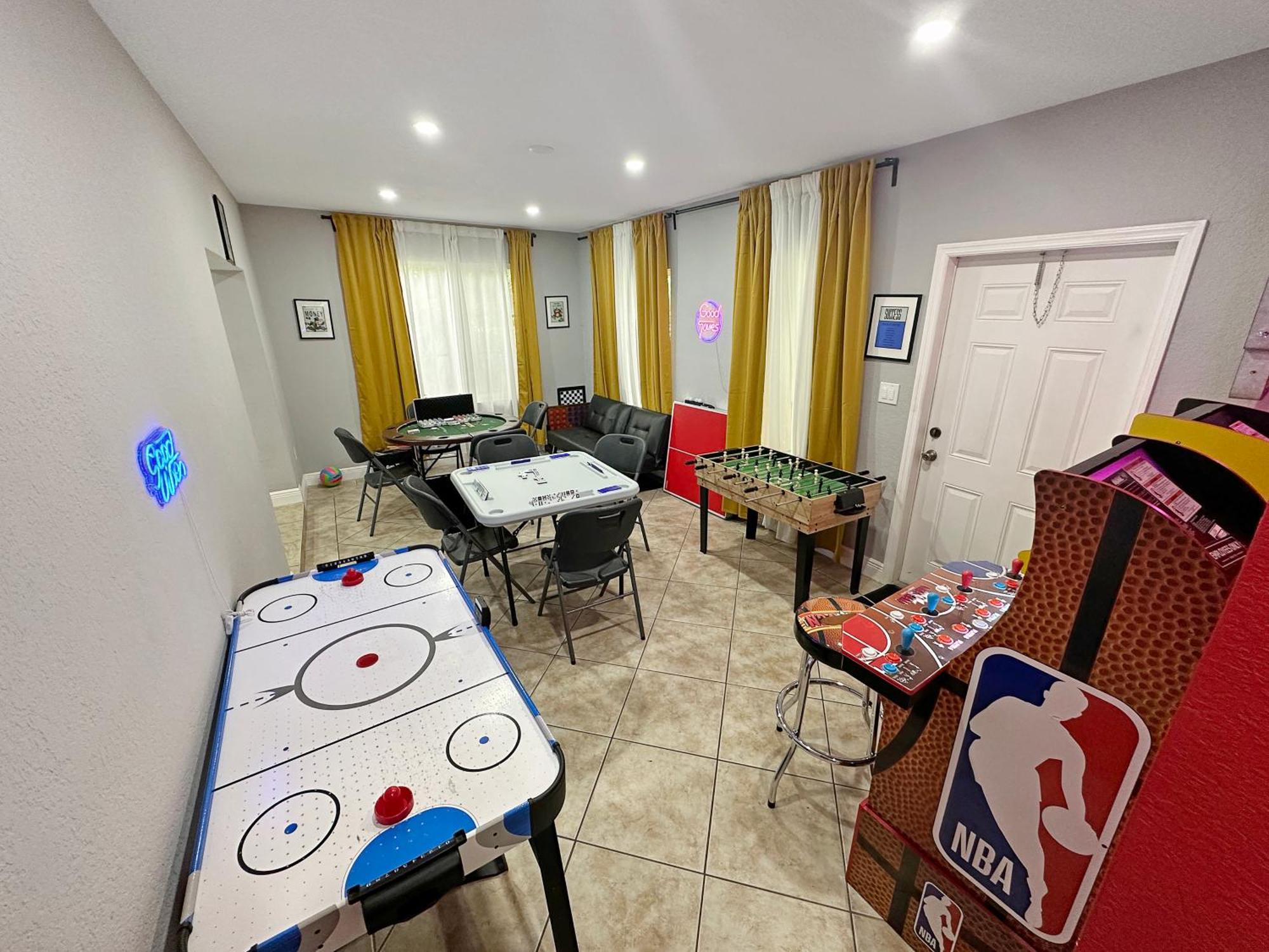 Ferienhaus Escape Gameroom, Bar, Bbq, Spacious,king Bed, Luxury Mattresses, Near Beach, 6 Blocks Away From Bars, Nite Clubs, Res, Shops