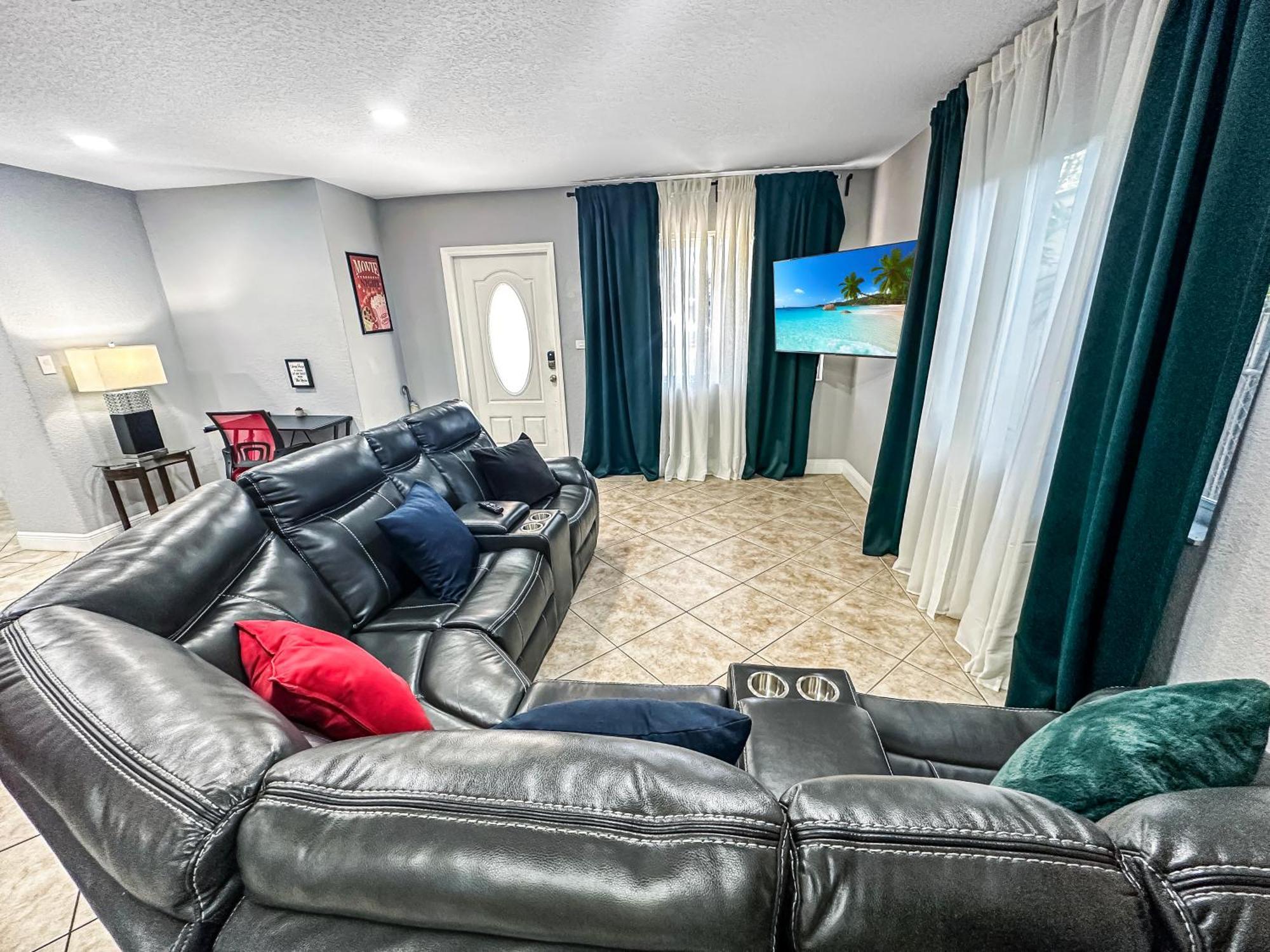 Escape Gameroom, Bar, Bbq, Spacious,king Bed, Luxury Mattresses, Near Beach, 6 Blocks Away From Bars, Nite Clubs, Res, Shops Ferienhaus *
