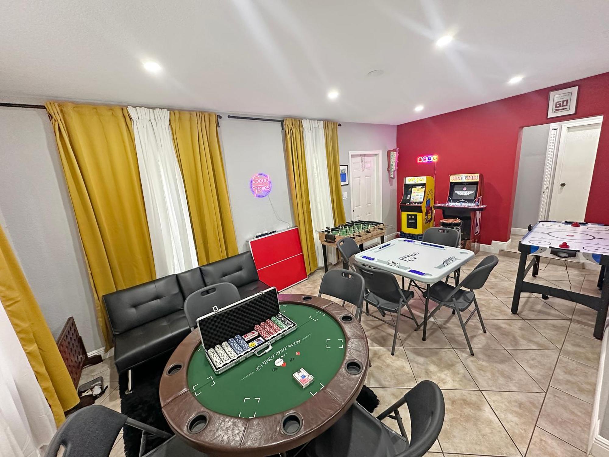 Escape Gameroom, Bar, Bbq, Spacious,king Bed, Luxury Mattresses, Near Beach, 6 Blocks Away From Bars, Nite Clubs, Res, Shops Miami