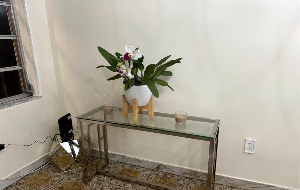 Tropical Oasis Shared Male B6 Apartment *