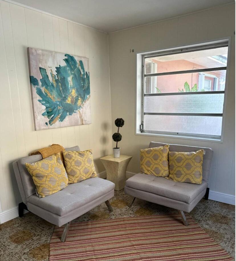 Queen Quarter Shared Female B4 * Miami