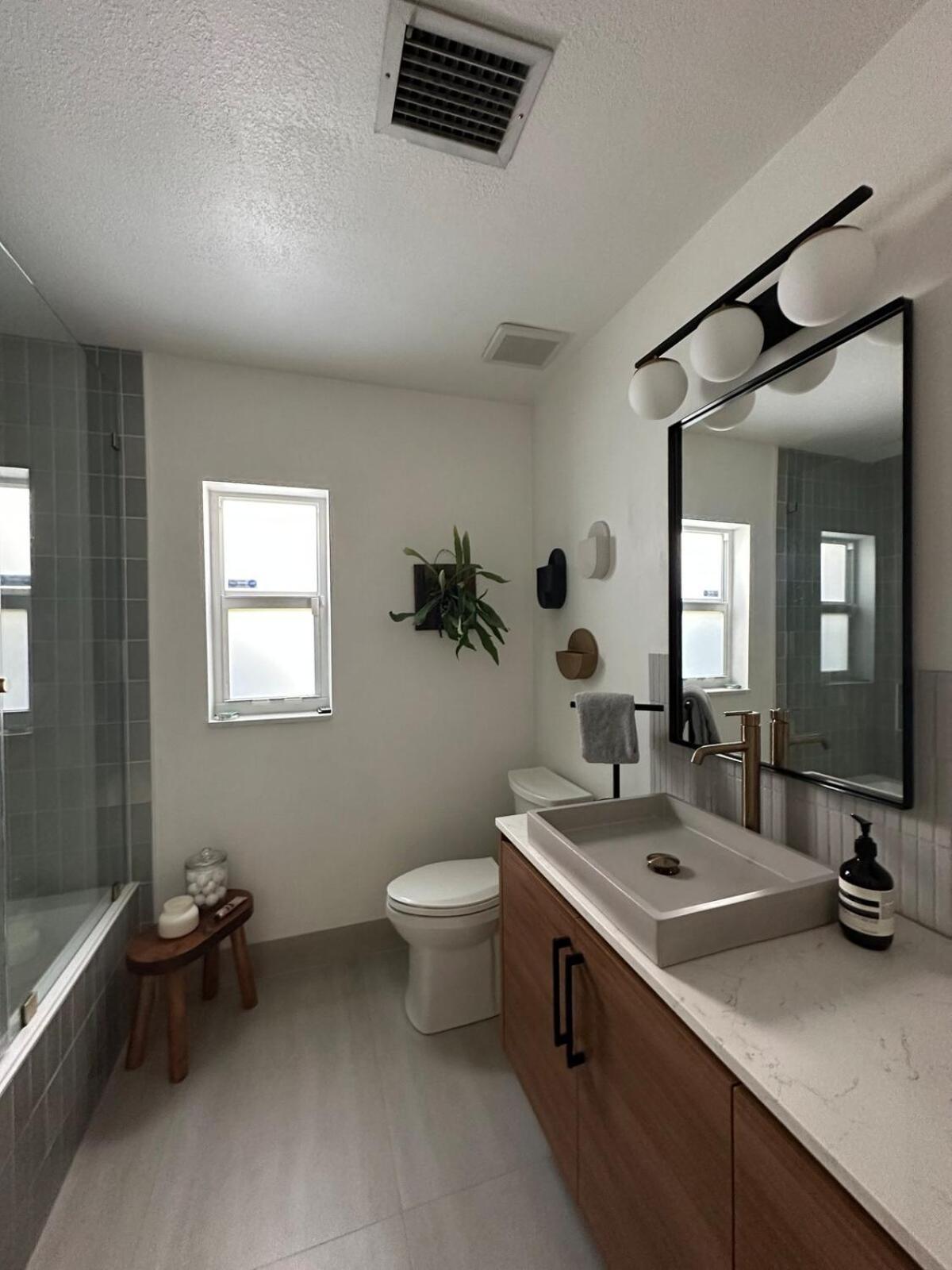 10 Min From Wynwood, Tropical Oasis W Heated Pool Holiday home Miami