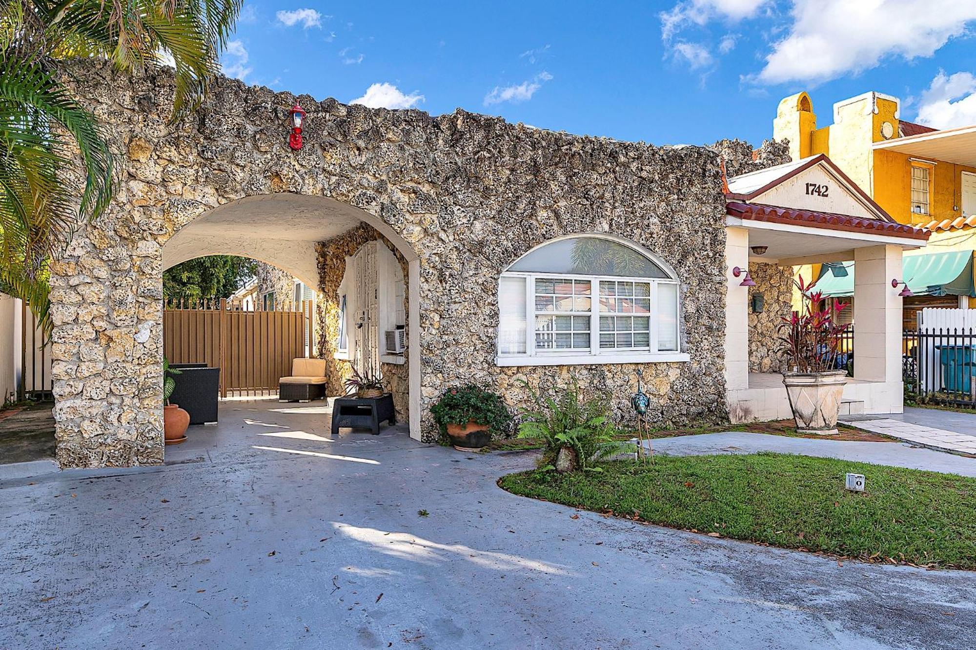Private In Little Havana Guest house