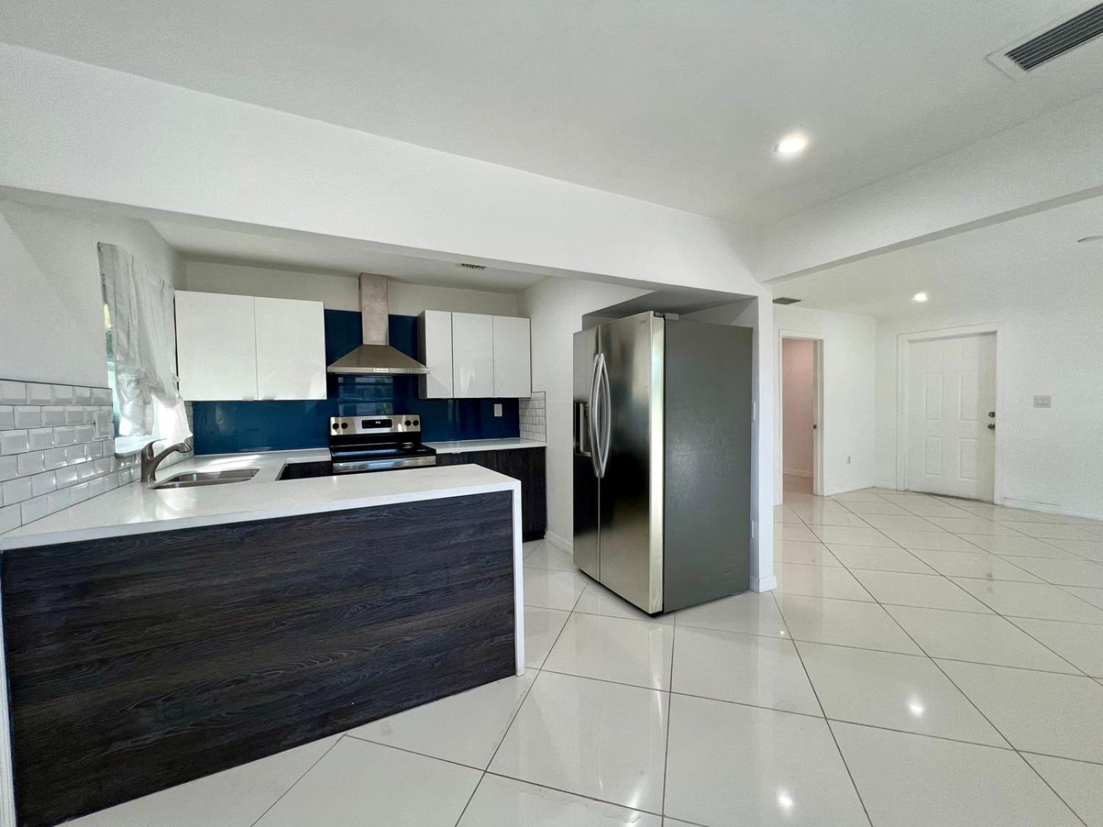 Beautiful, Fully Furnished 4bed 2bath House - 5 Minute Walk To Miracle Mile Downtown Coral Gables *