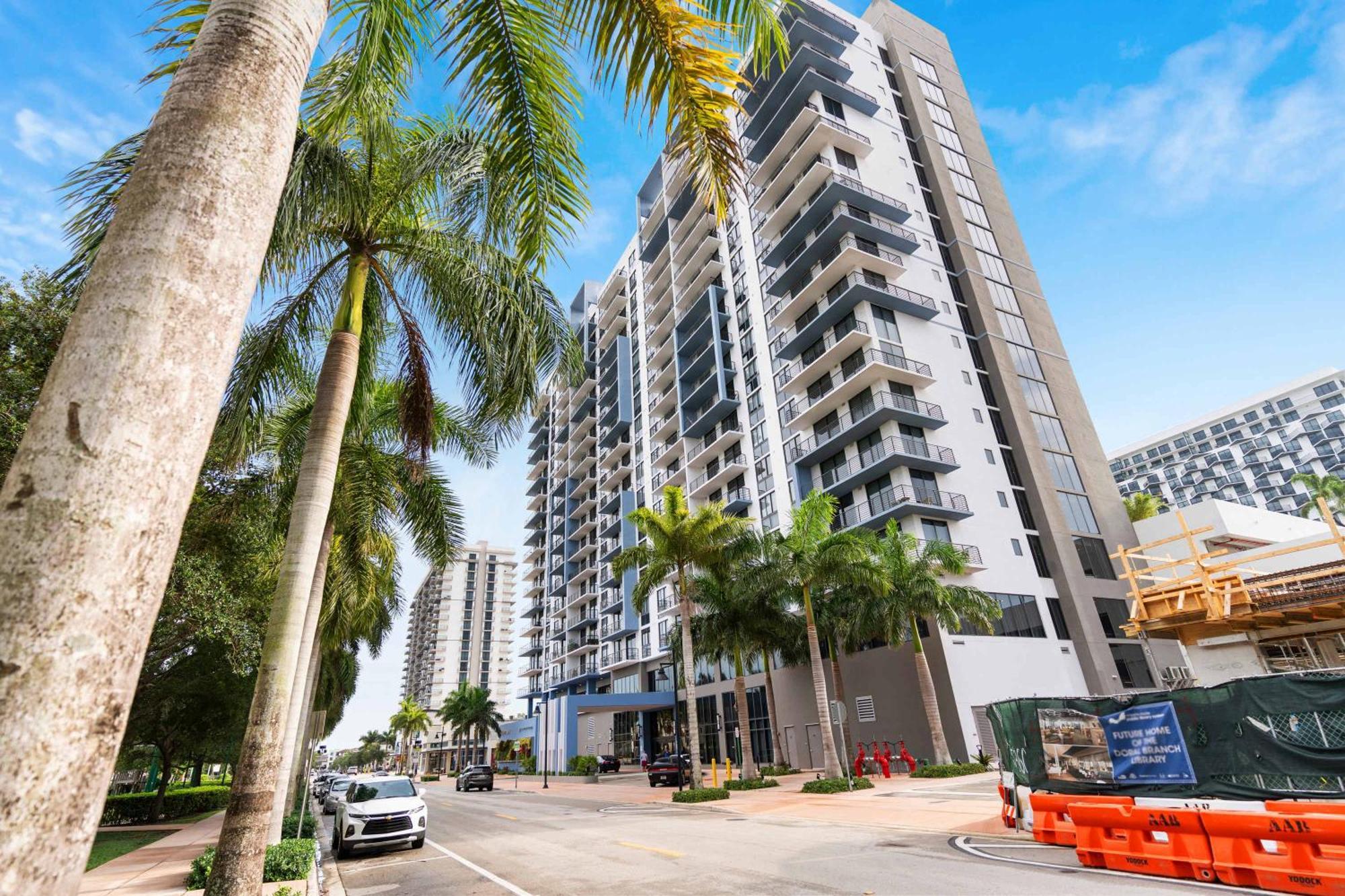 La Central - Cityplace Doral And Across From Park