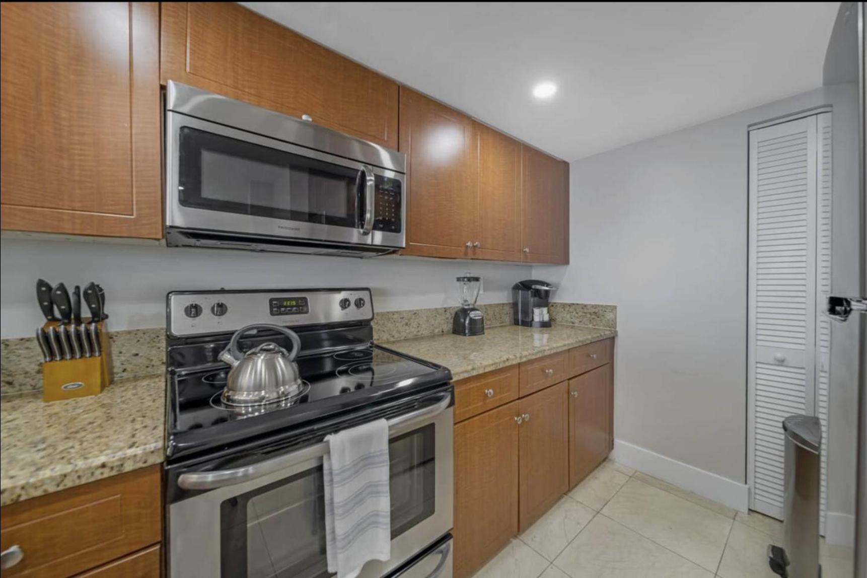 4 Bedroom With Stunning Balcony View Apartment