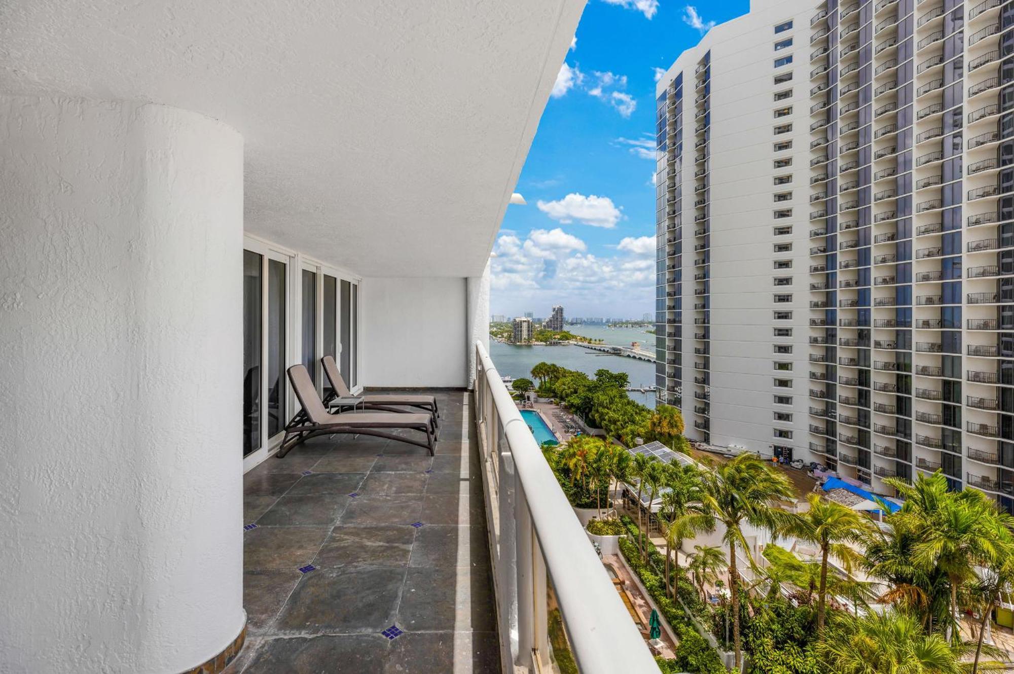 Apartment 4 Bedroom With Stunning Balcony View *