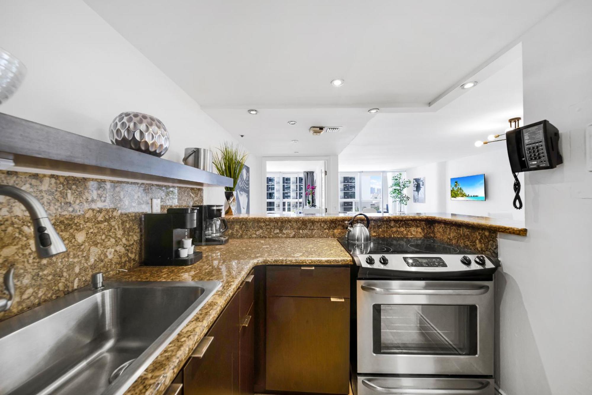 4 Bedroom With Stunning Balcony View Apartment *