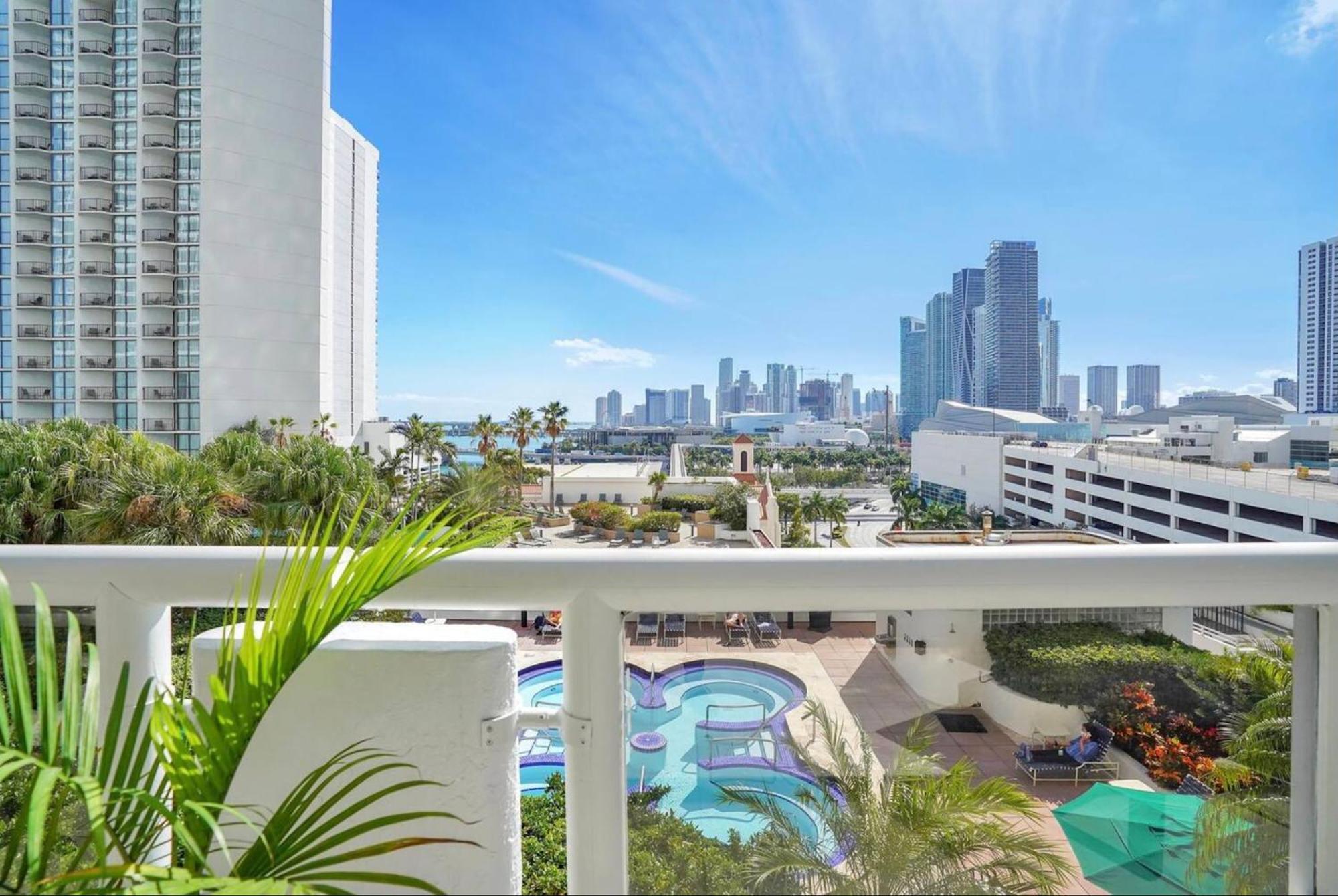 Apartment 4 Bedroom With Stunning Balcony View Miami
