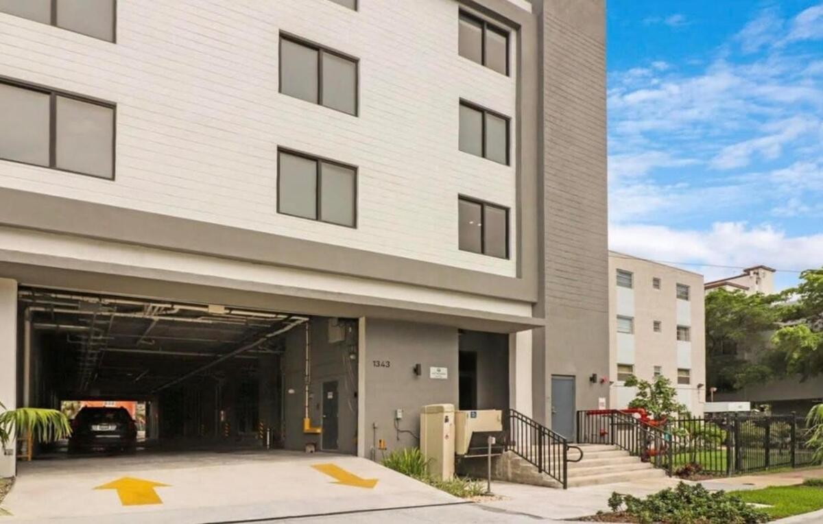 King Bed Brand New Oasis Minutes To Brickell Apartment