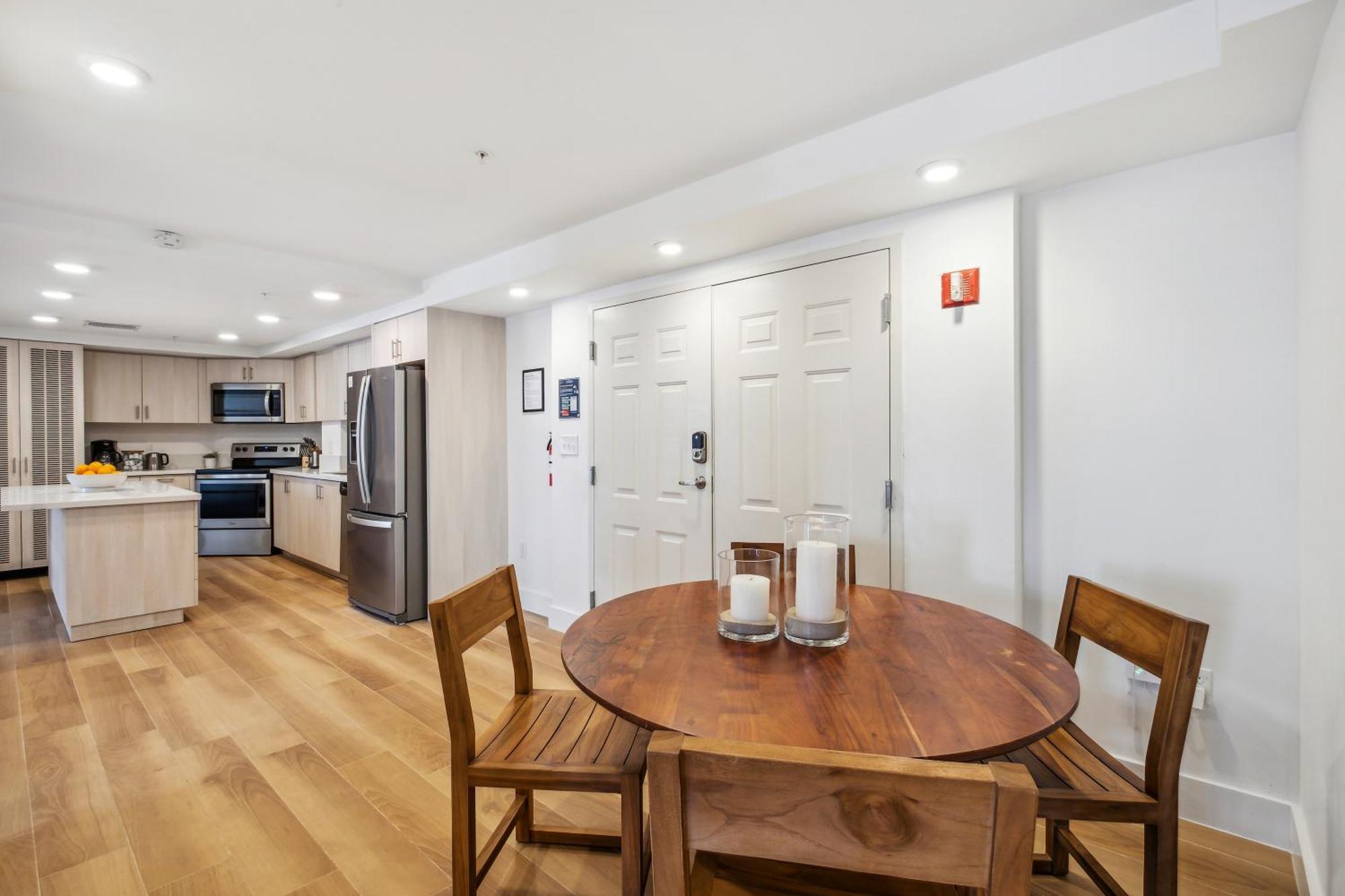 Stylish Modern At Gables Grand Plaza In Miami