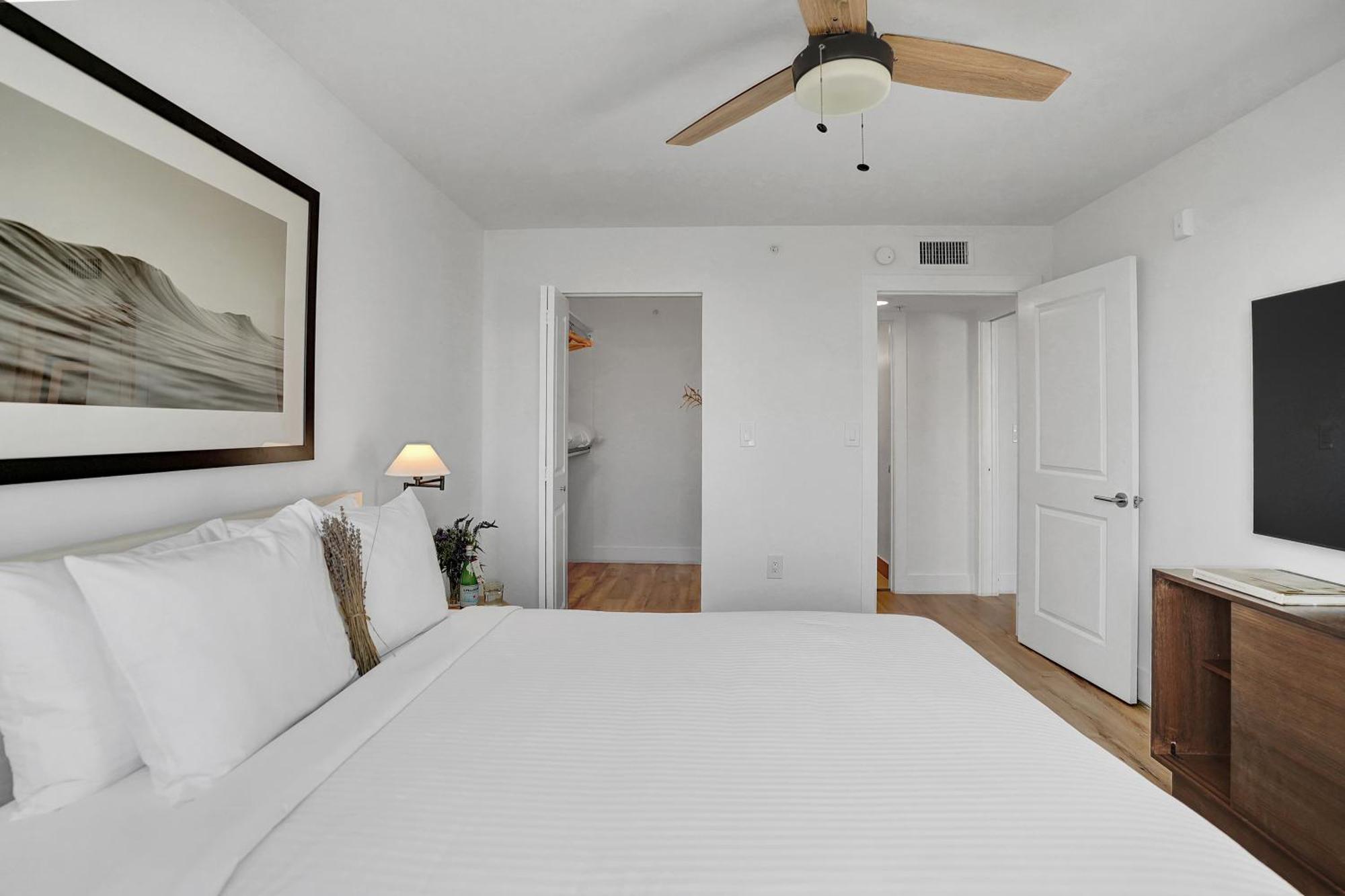 Stylish Modern At Gables Grand Plaza In