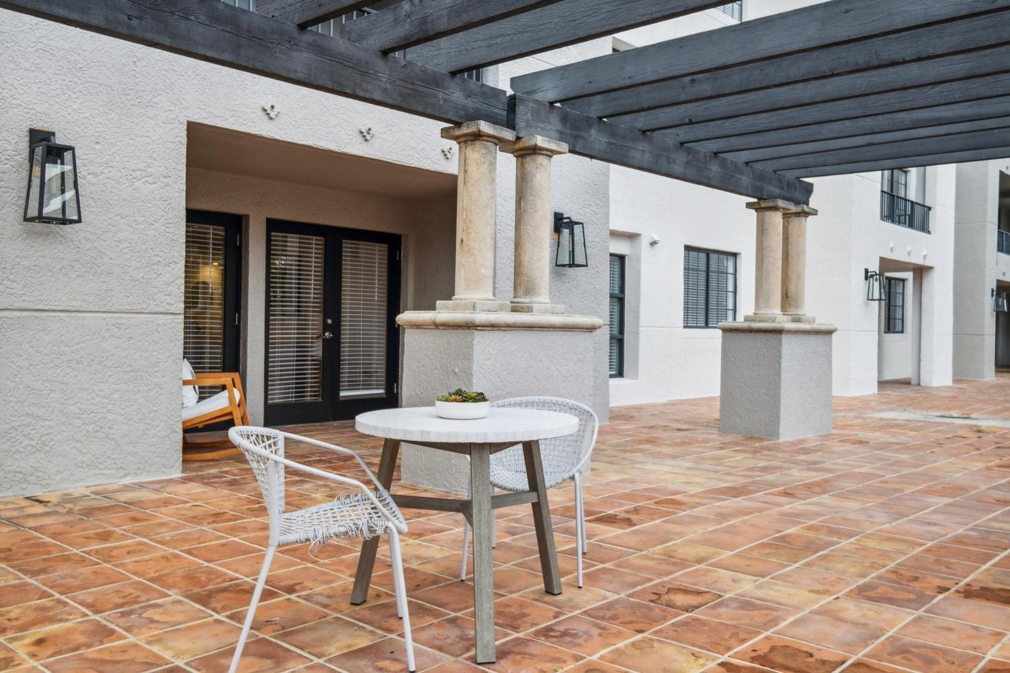 Stylish Modern At Gables Grand Plaza In