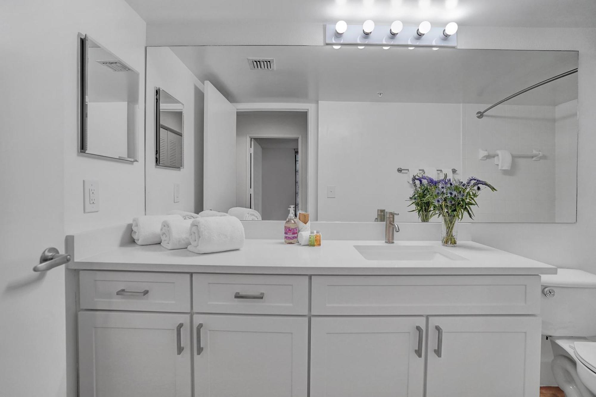 Stylish Modern At Gables Grand Plaza In Miami