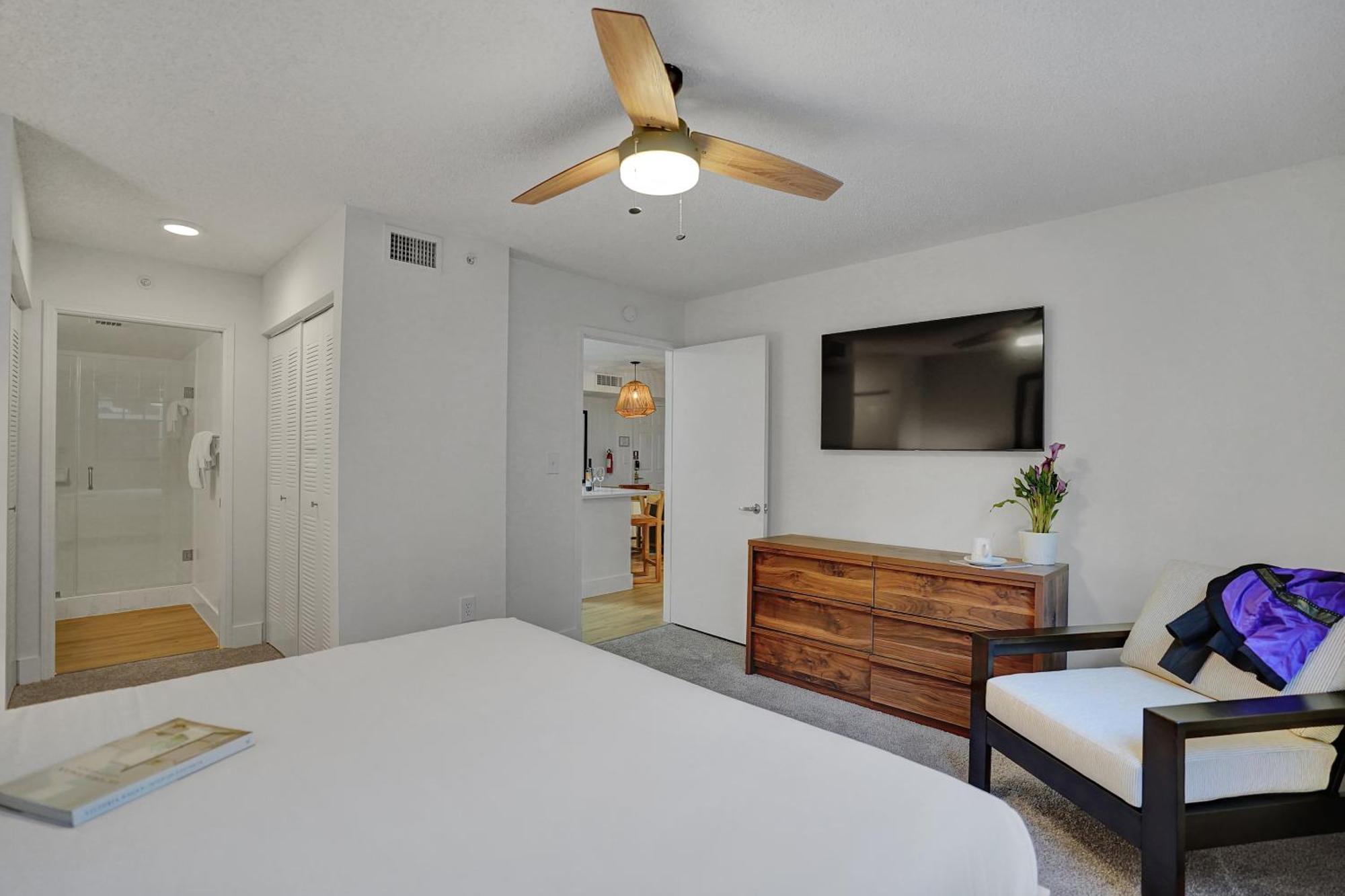 Stylish Modern At Gables Grand Plaza In Miami