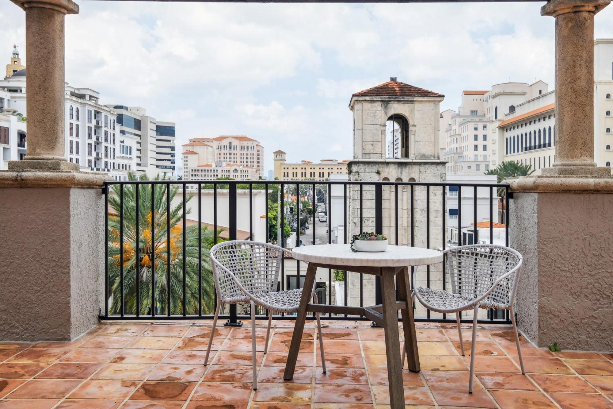Stylish Modern At Gables Grand Plaza In