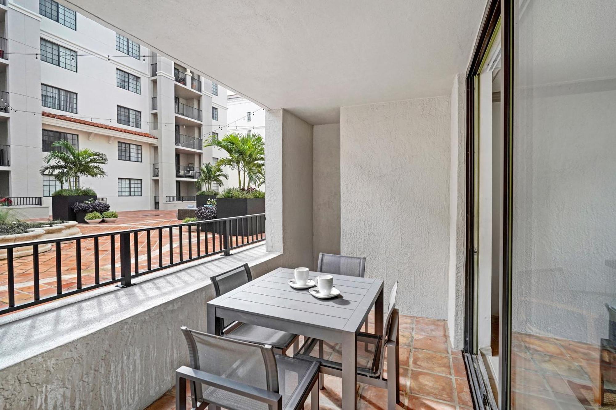 Stylish Modern At Gables Grand Plaza In Appartement Miami