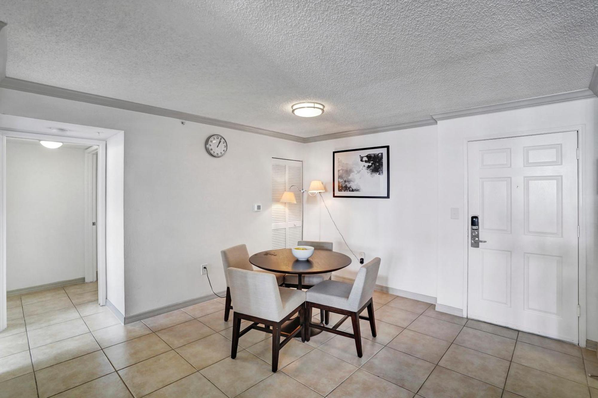 Stylish Modern At Gables Grand Plaza In Miami