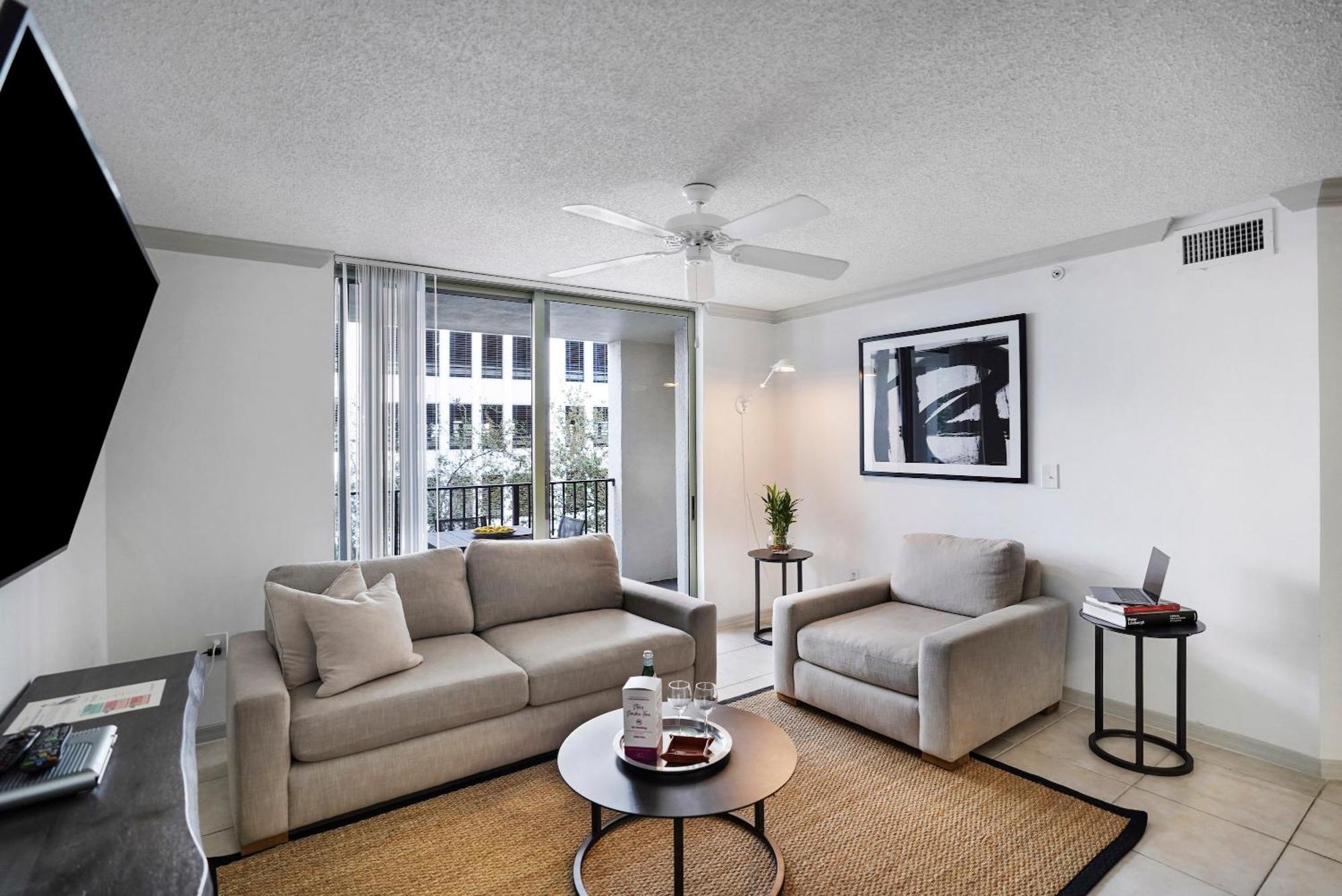Stylish Modern At Gables Grand Plaza In Appartement Miami