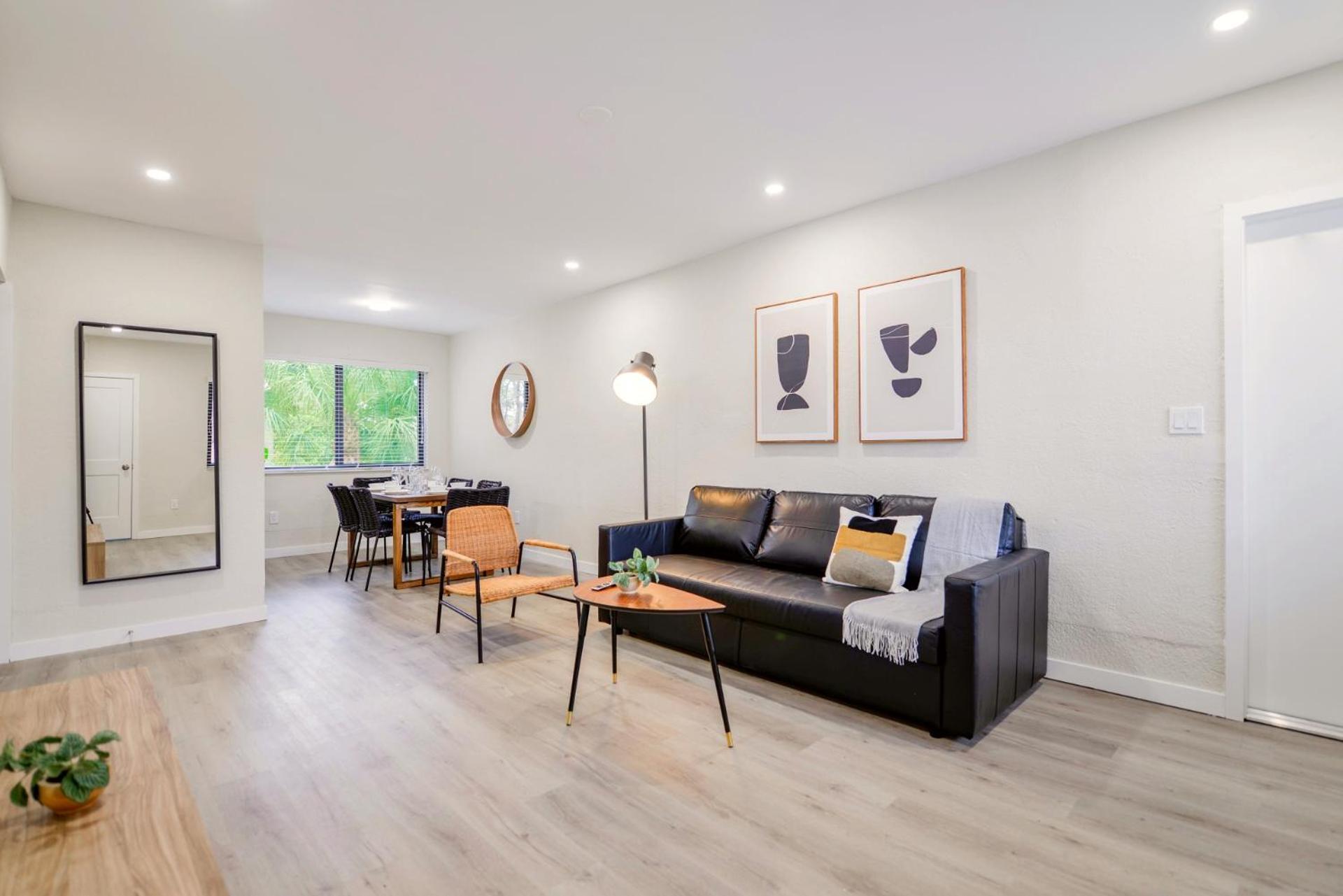 Chic Escape In Prime Location Apartment *