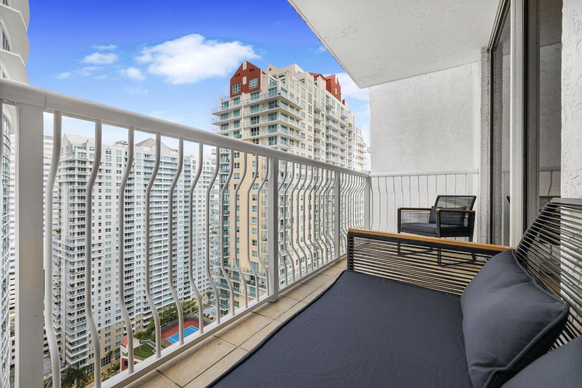 Relax & Feel The Good Vibes In Our Condo! Miami